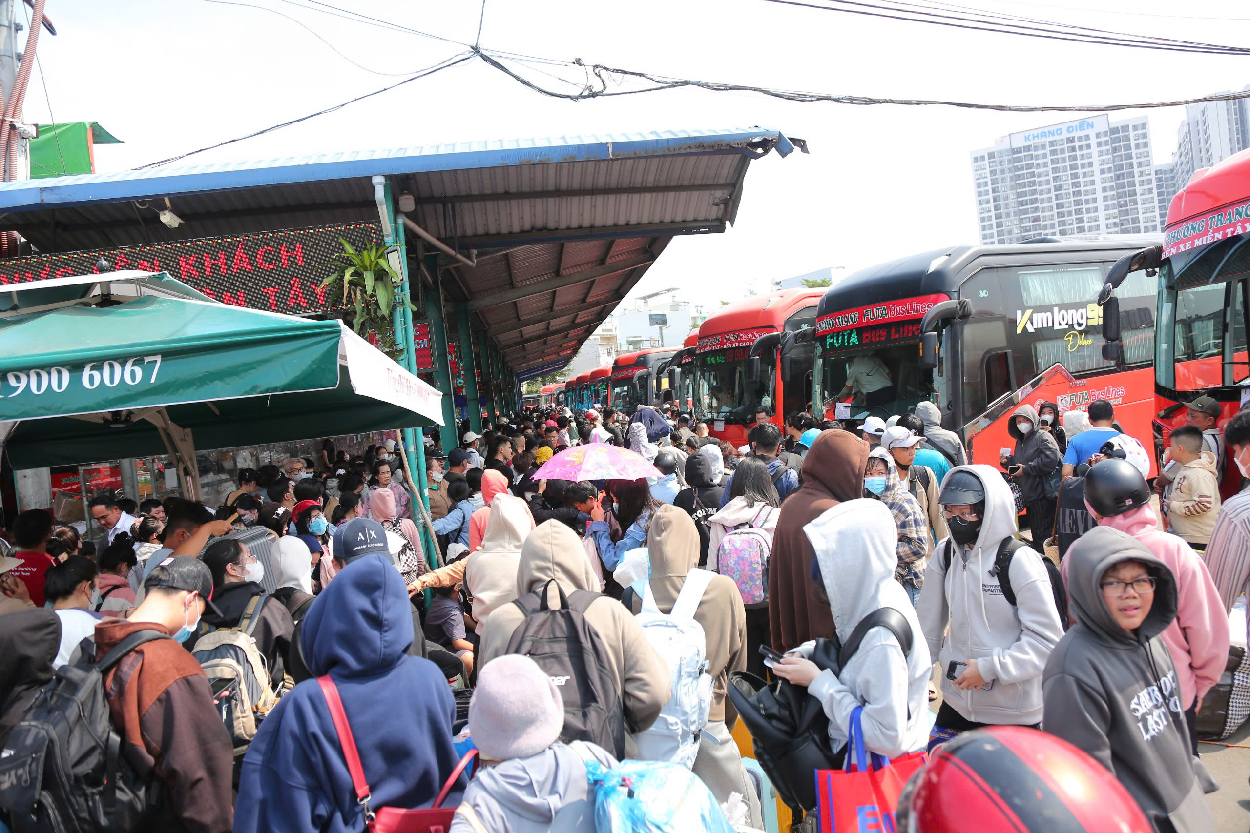 Bến xe Miền Tây chật kín khách từ nhà chờ, quầy vé ra tới cổng 