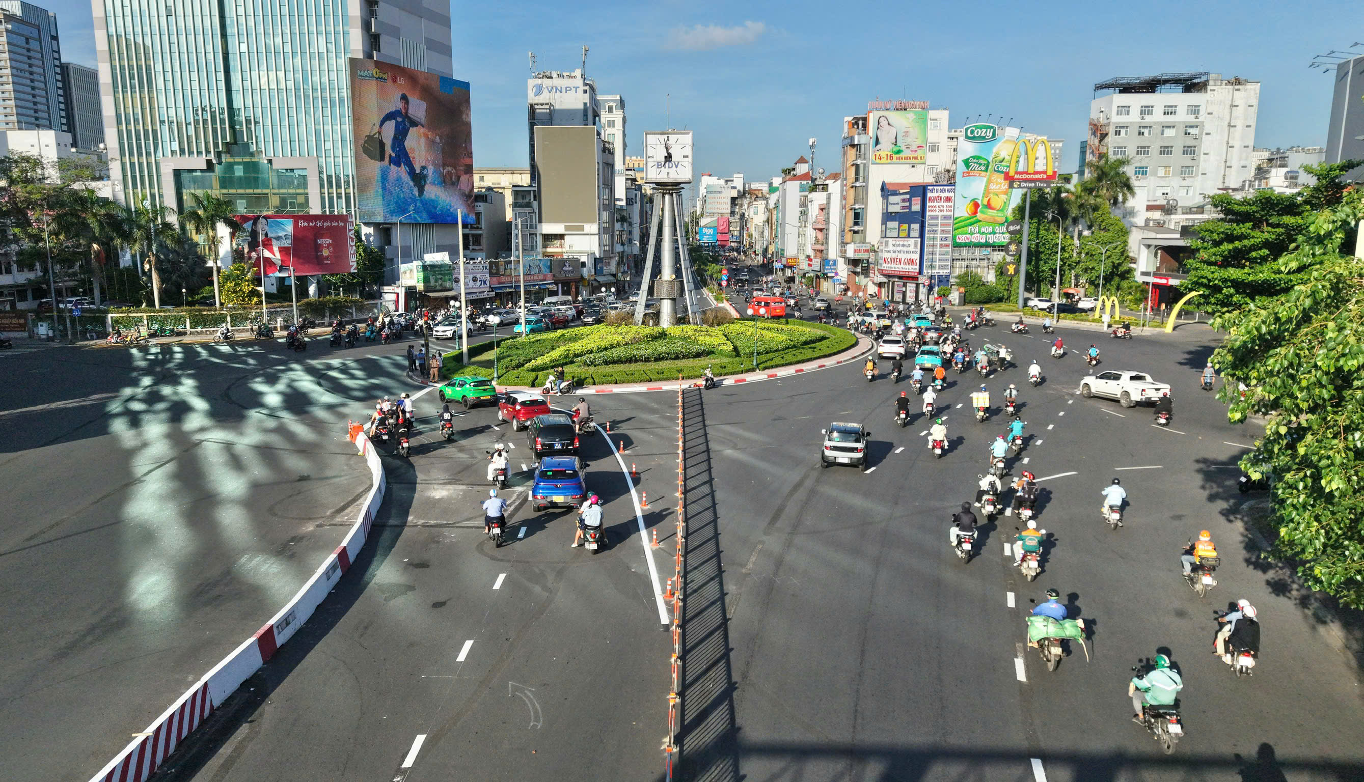 Ngày đầu phân luồng giao thông tại vòng xoay Điện Biên Phủ - Nguyễn Bỉnh Khiêm