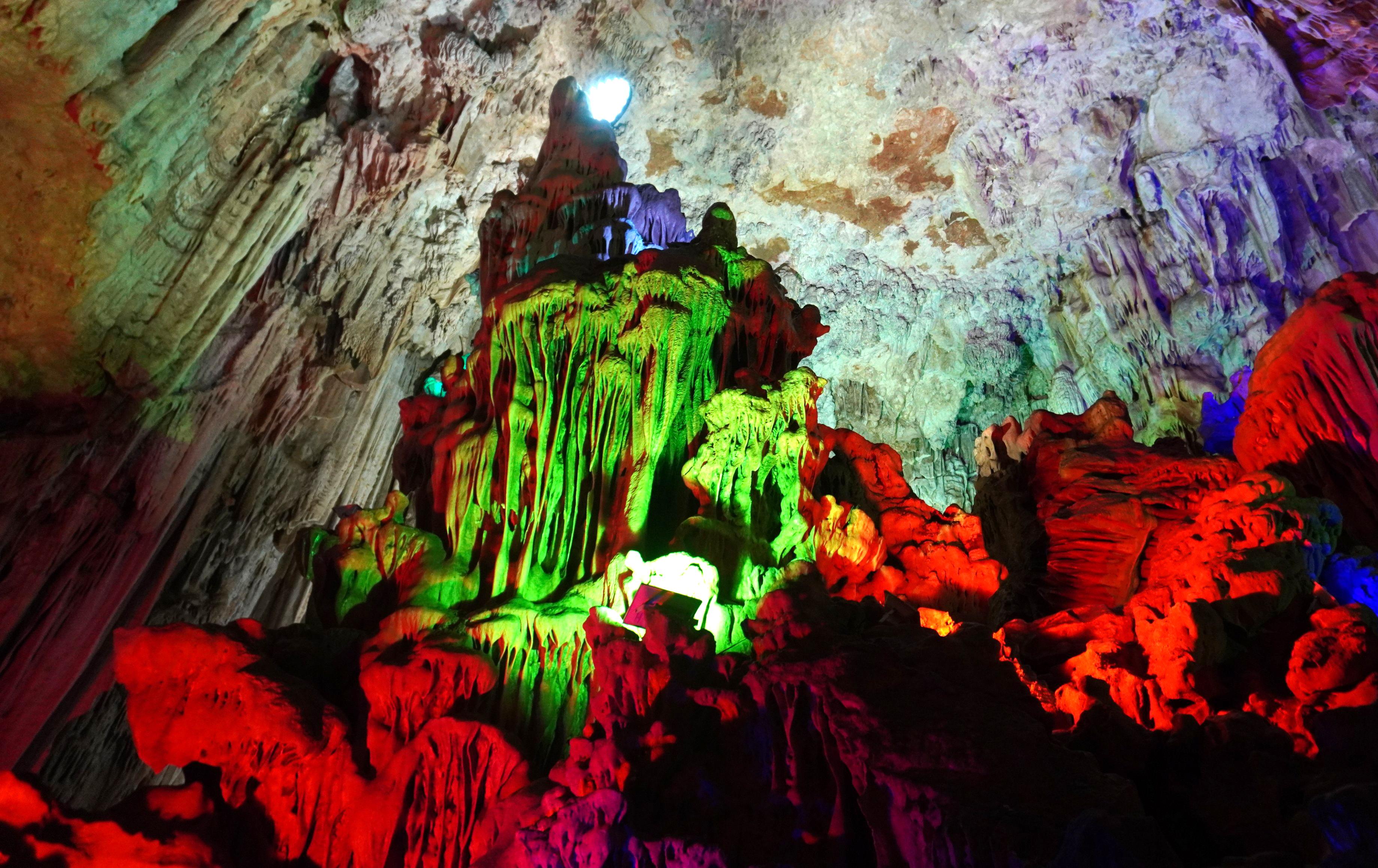 Bí ẩn bên trong hang động tiên cảnh ở Thanh Hóa