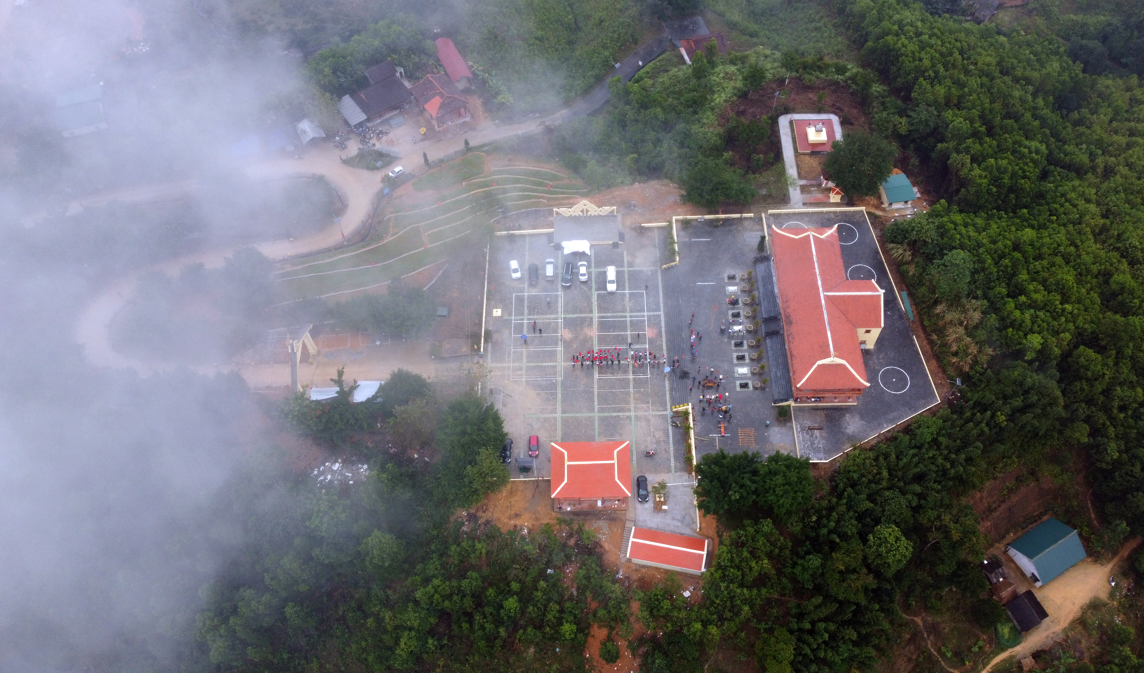 Chiêm ngưỡng Đền Chín Gian giữa thượng nguồn sông Chu