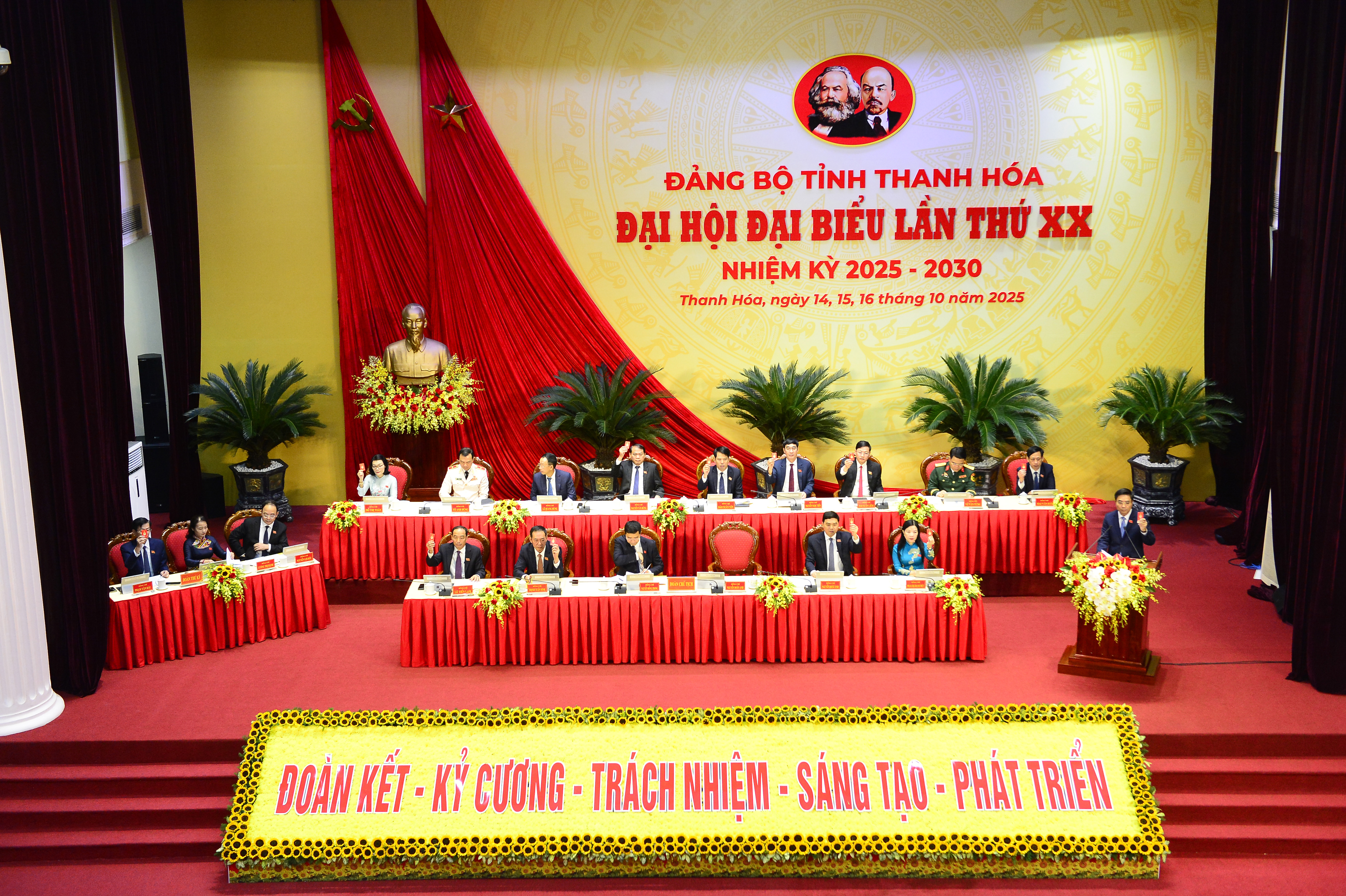 Toàn cảnh phiên trù bị Đại hội đại biểu Đảng bộ tỉnh Thanh Hóa lần thứ XX