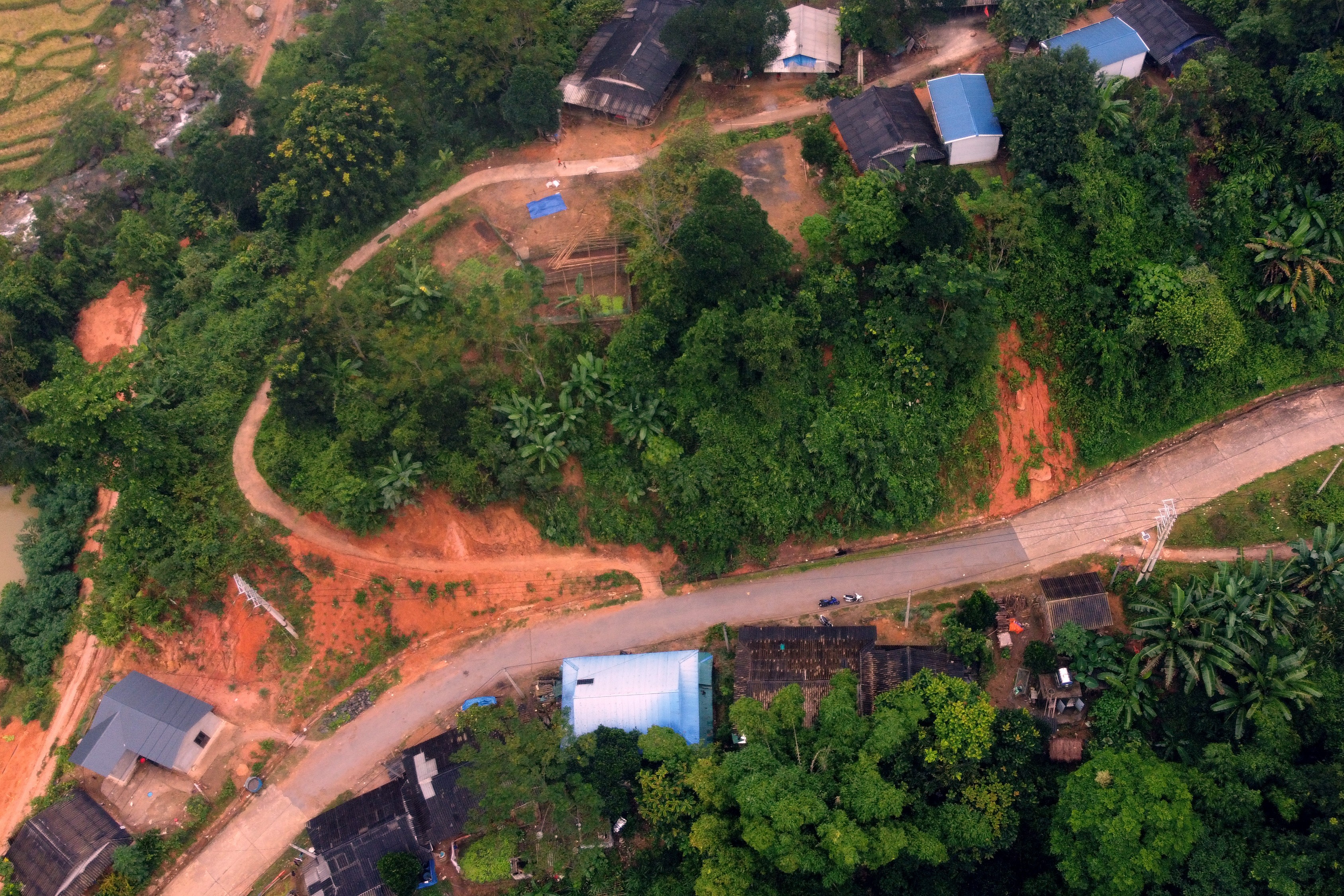 Người dân nơm nớp dưới chân núi 'đổi màu' – Bài 2: Thoát thân ở Pù Đứa