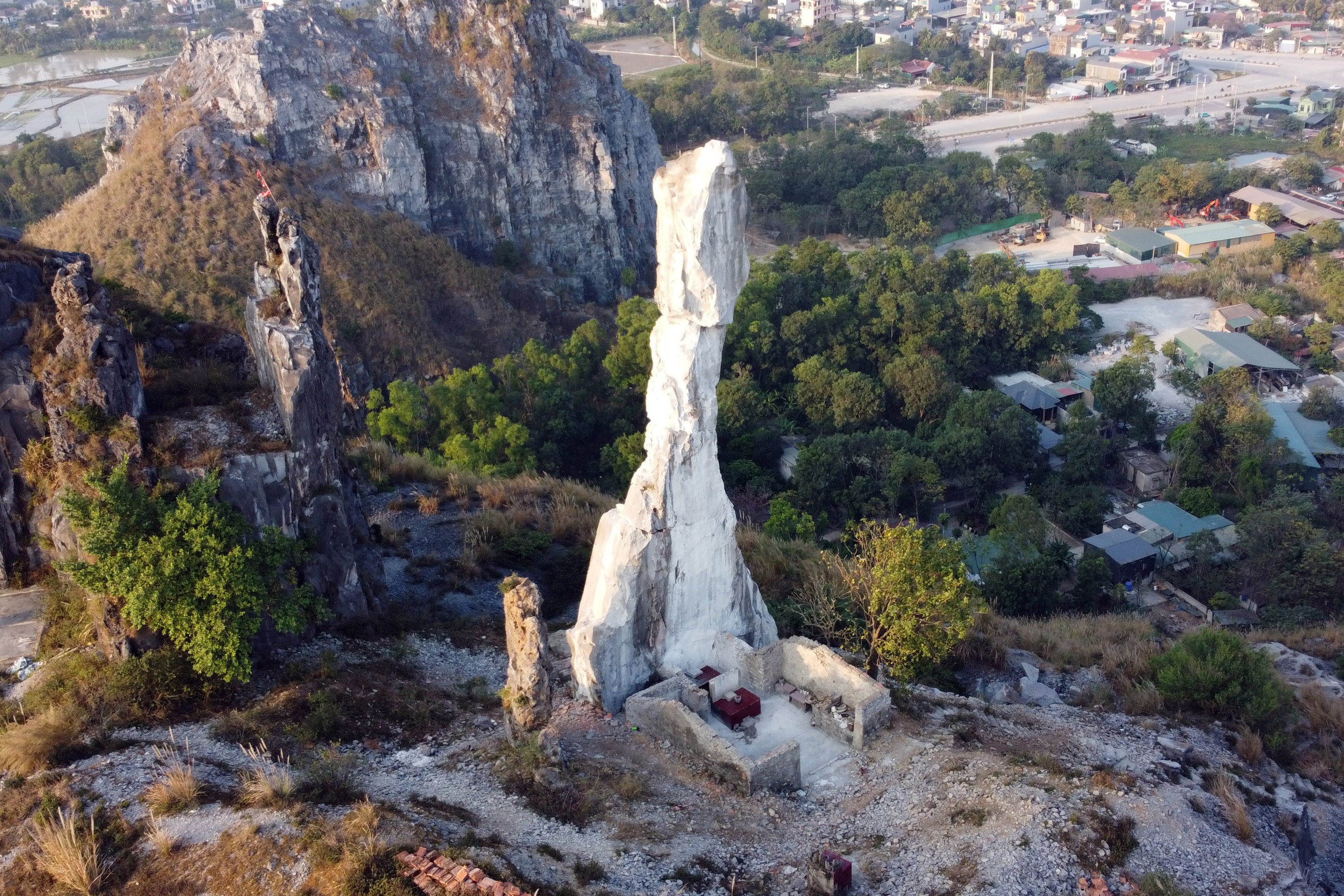 Hiện trạng hòn Vọng Phu sau dự án đầu tư 17 tỉ đồng ở Thanh Hóa