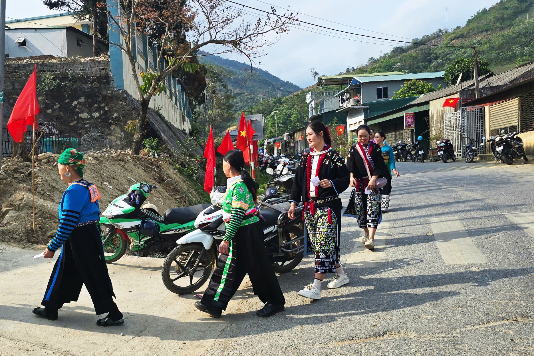 Chùm ảnh cử tri Thanh Hóa rạng ngời trong 'Ngày hội non sông'