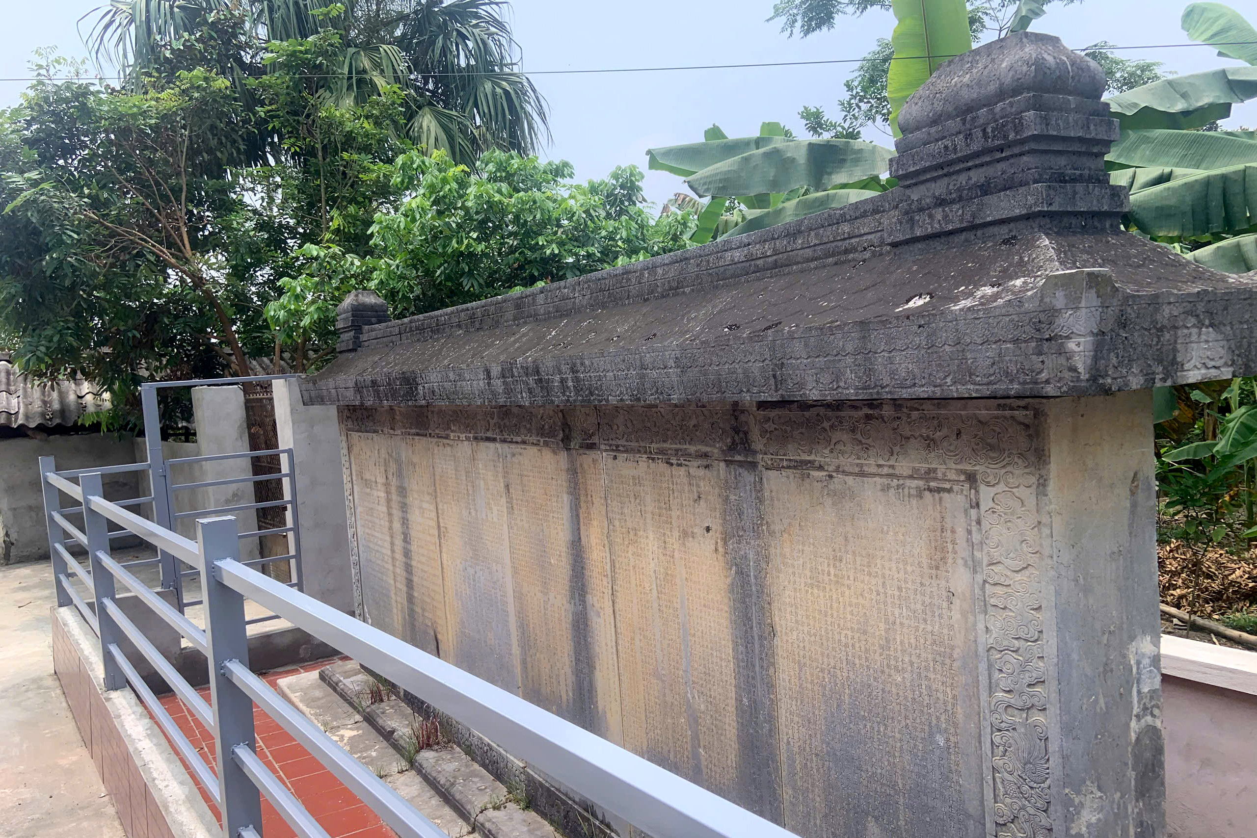 Cận cảnh hai bia đá cổ 300 năm ở Thanh Hóa thoát cảnh làm tường rào nhà dân