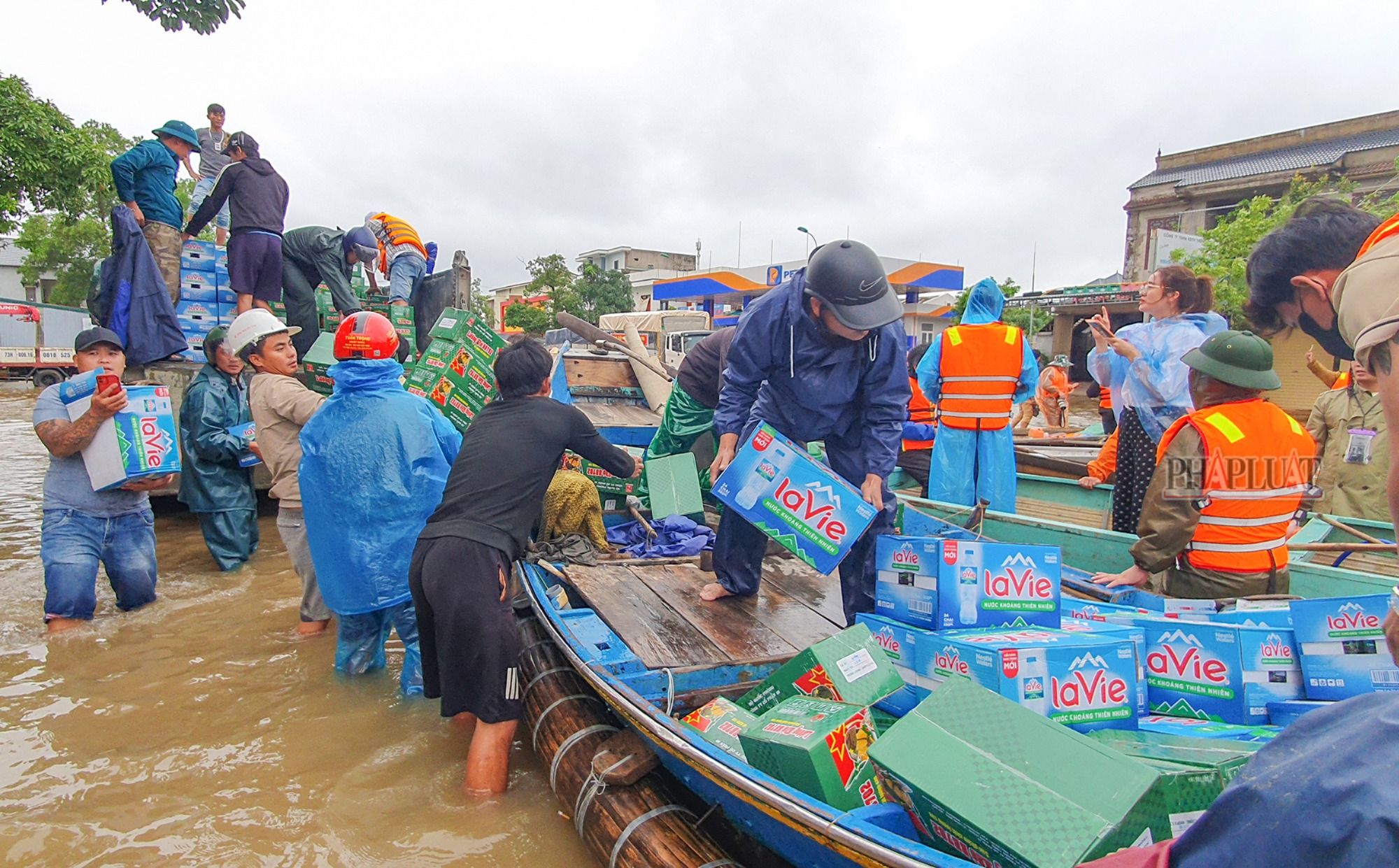Người dân vùng lũ Quảng Bình thiếu nước sạch giữa biển nước mênh mông