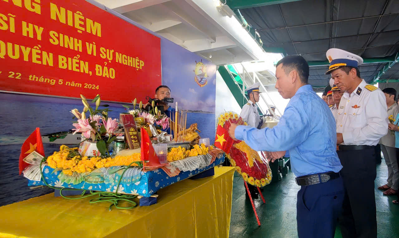 36 năm khắc khoải, lần đầu được đến nơi cha đã hi sinh trong trận chiến Gạc Ma