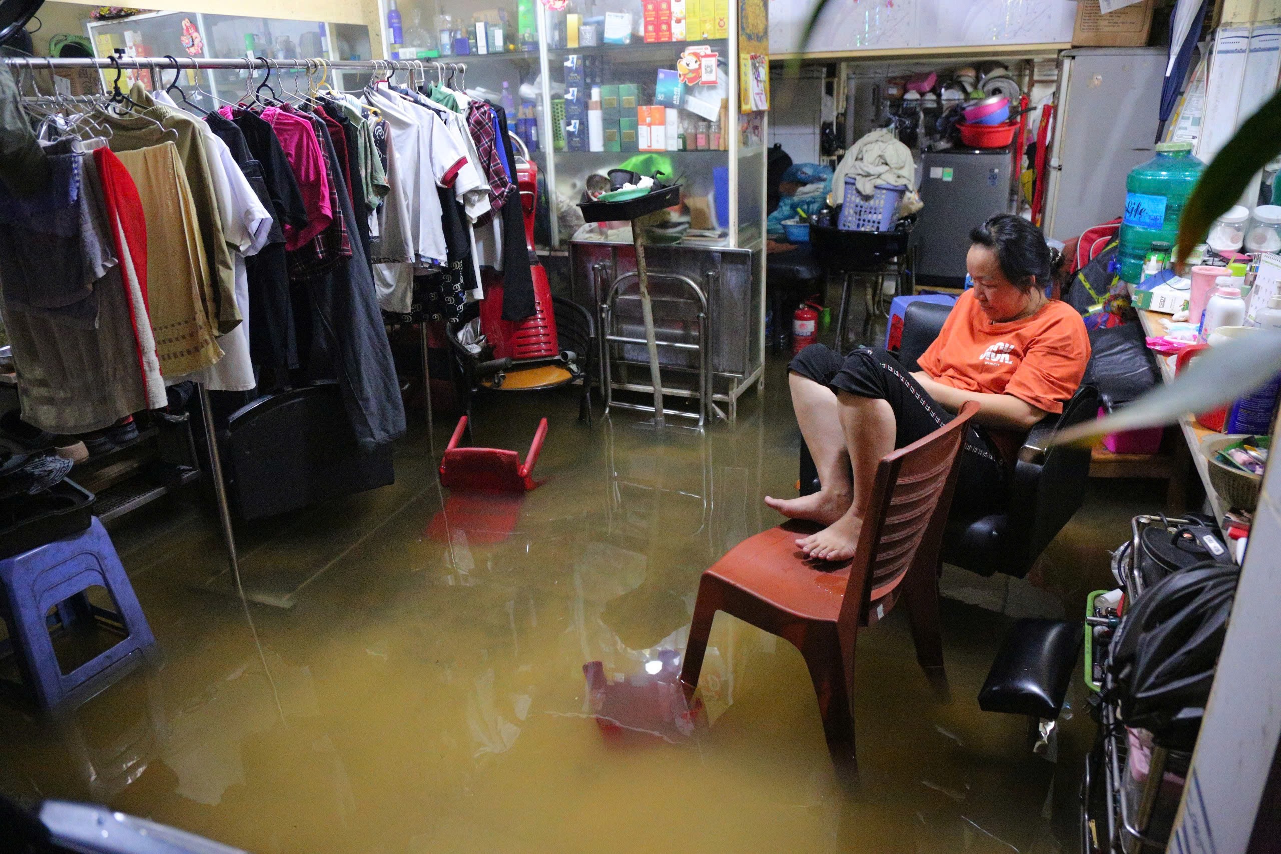 Ngày thứ 3 liên tiếp, người dân nhiều nơi TP.HCM khổ sở sống chung triều cường 