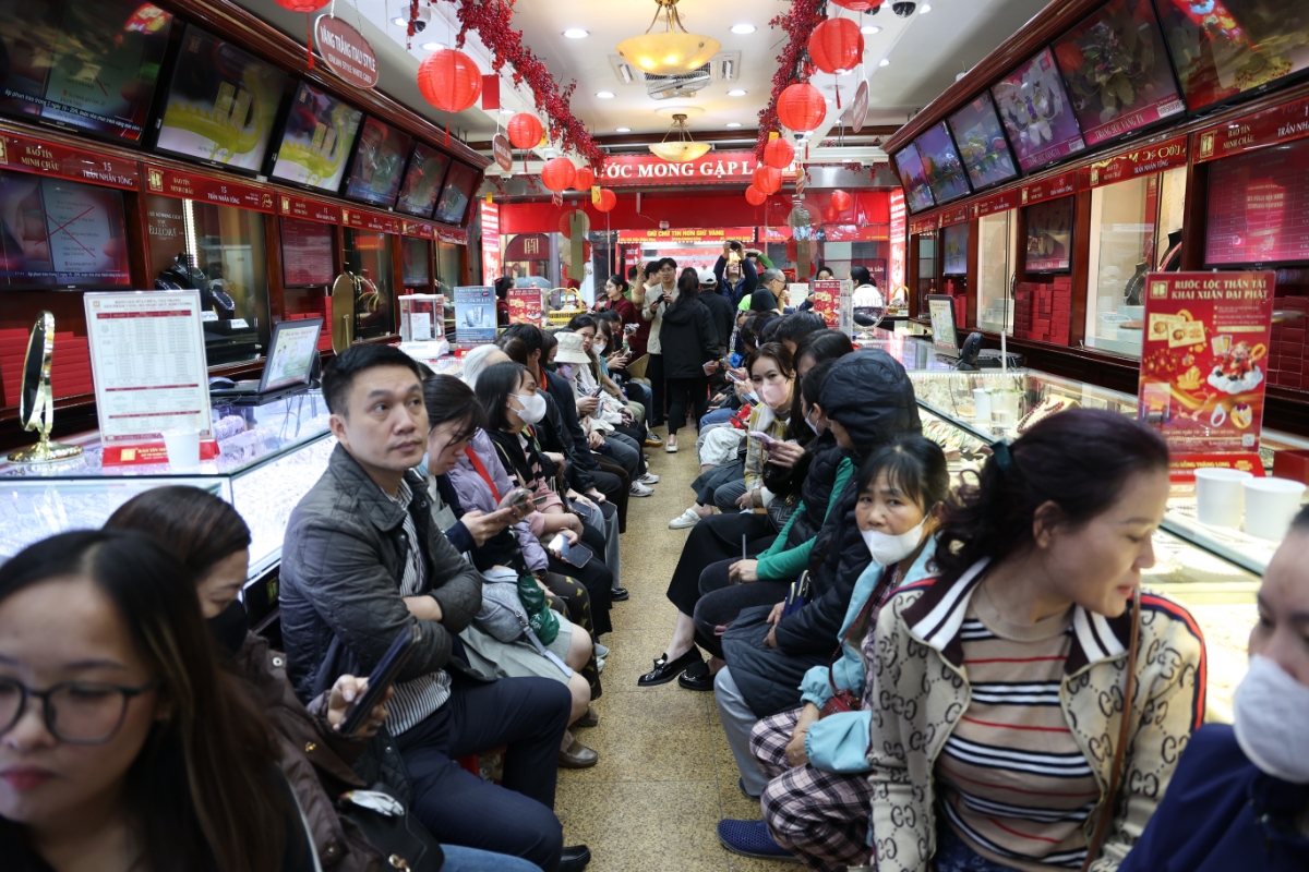 Người dân xếp hàng dưới mưa mua vàng trước ngày Thần tài 