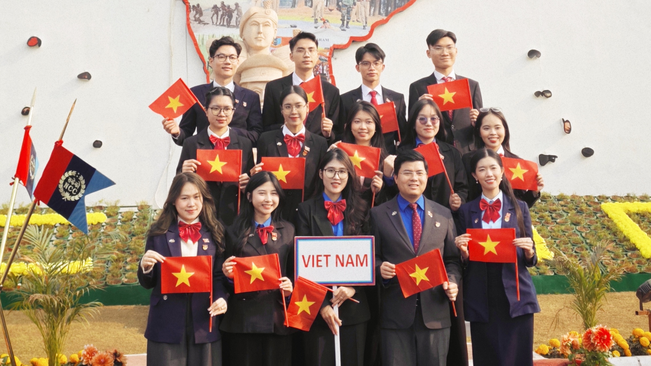 Đoàn đại biểu Thanh niên Việt Nam chụp lưu niệm tại Tổng Đội Thiếu Sinh quân Ấn Độ. Ảnh: HUỲNH ĐỨC