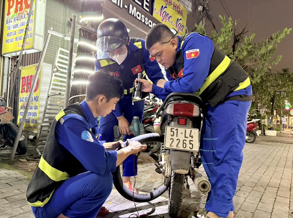 Đêm không ngủ cùng đội thanh niên tình nguyện vá xe miễn phí ở TP.HCM