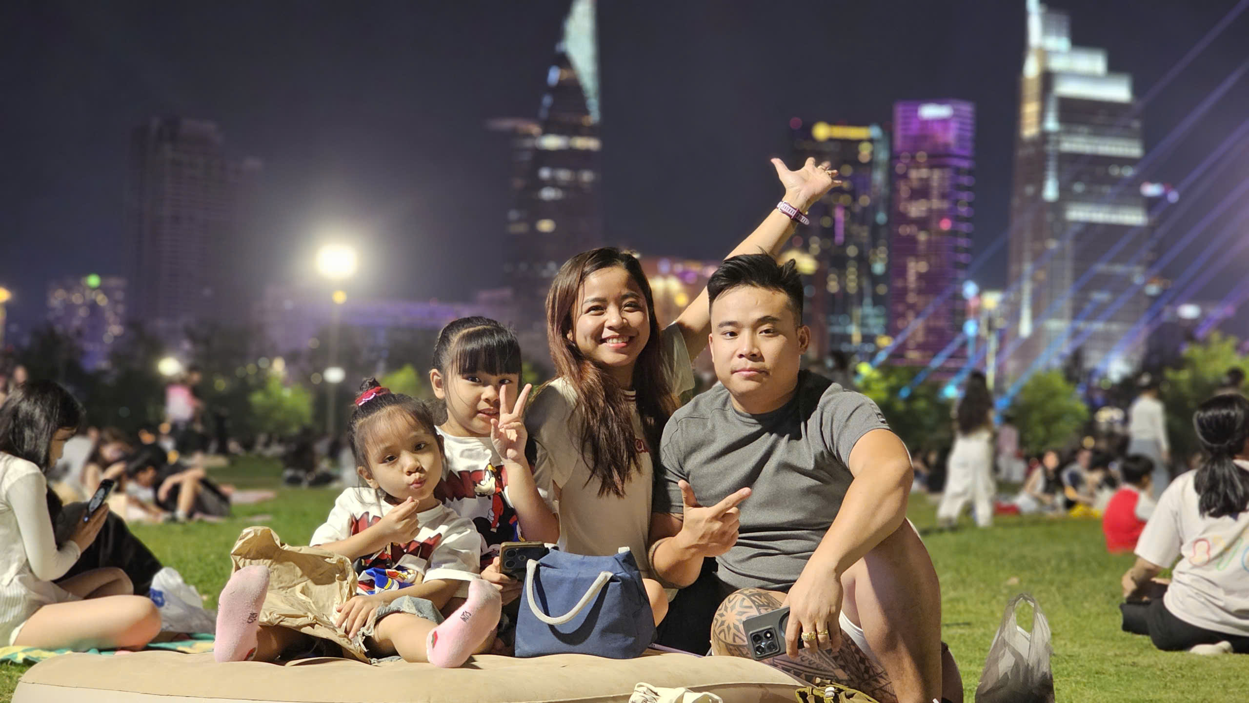 TP.HCM rộn ràng countdown, pháo hoa chào năm mới 2026