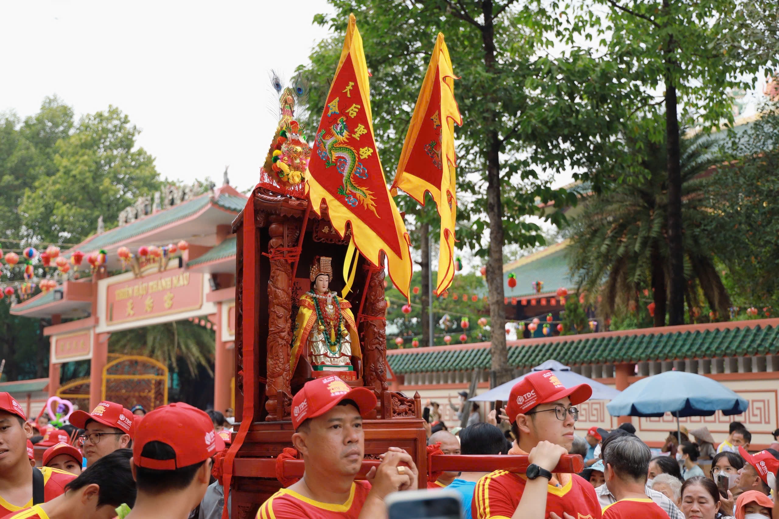 TP.HCM: Hàng ngàn người dự Lễ rước cộ Bà Thiên Hậu 