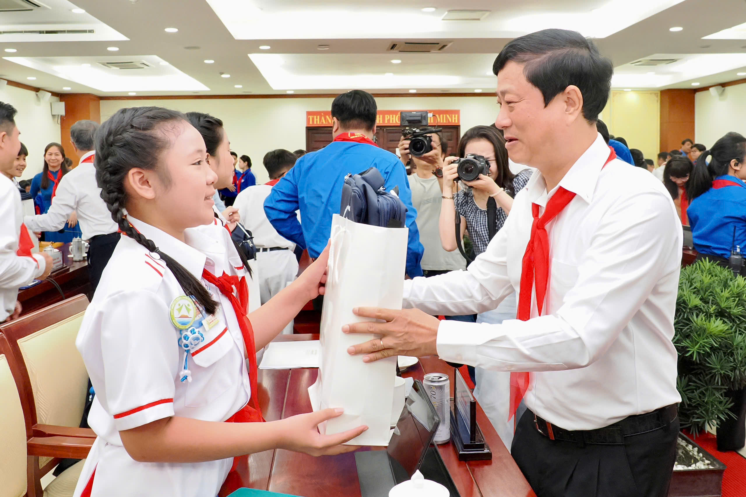 Lãnh đạo TP.HCM gặp gỡ, nghe thiếu nhi hiến kế về giáo dục, văn hóa