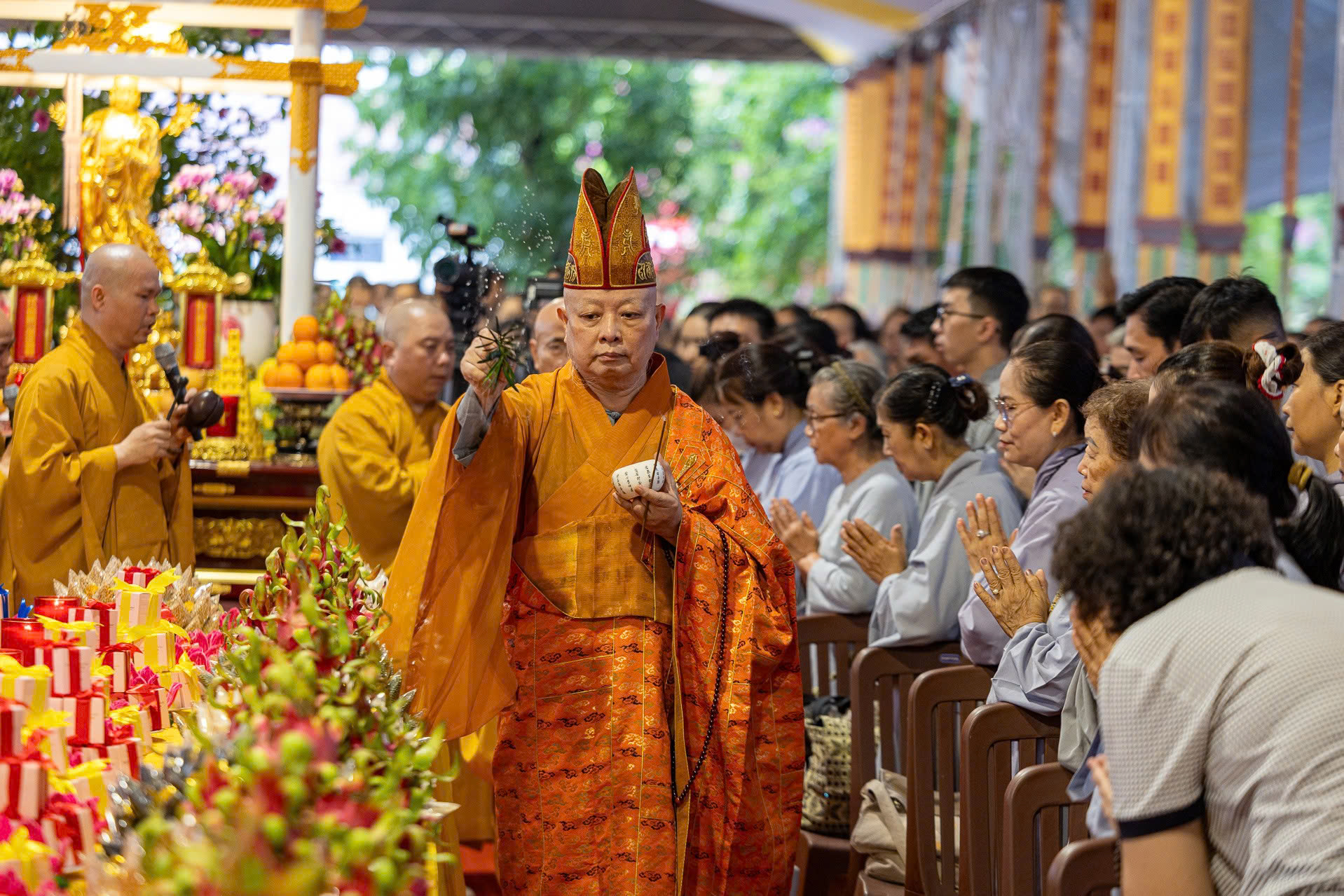 Lễ cầu siêu các anh hùng liệt sĩ tại Công viên Lê Thị Riêng diễn ra xuyên đêm