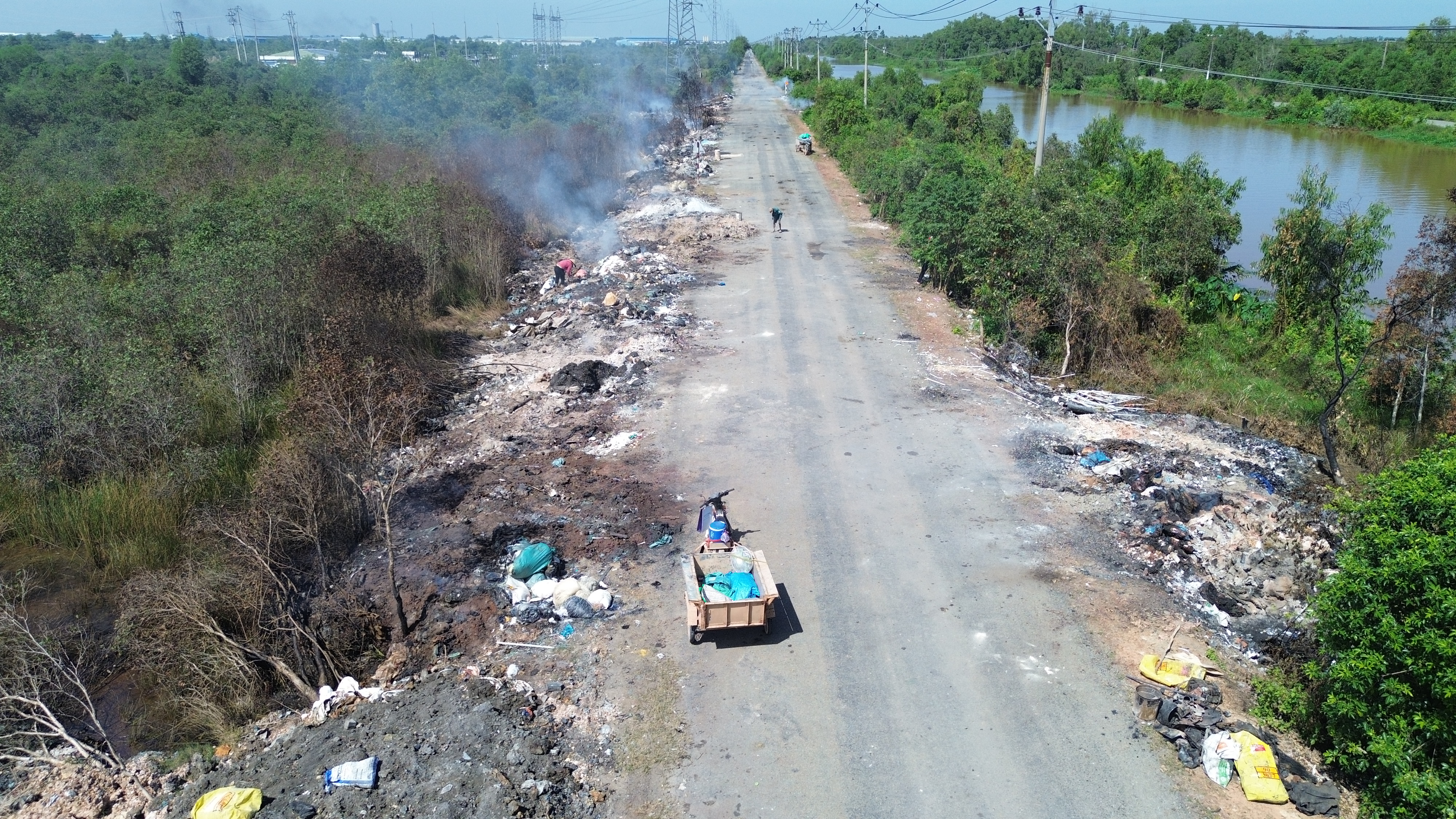 Rùng mình 2 con đường đầy rác cạnh khu công nghiệp ở Long An