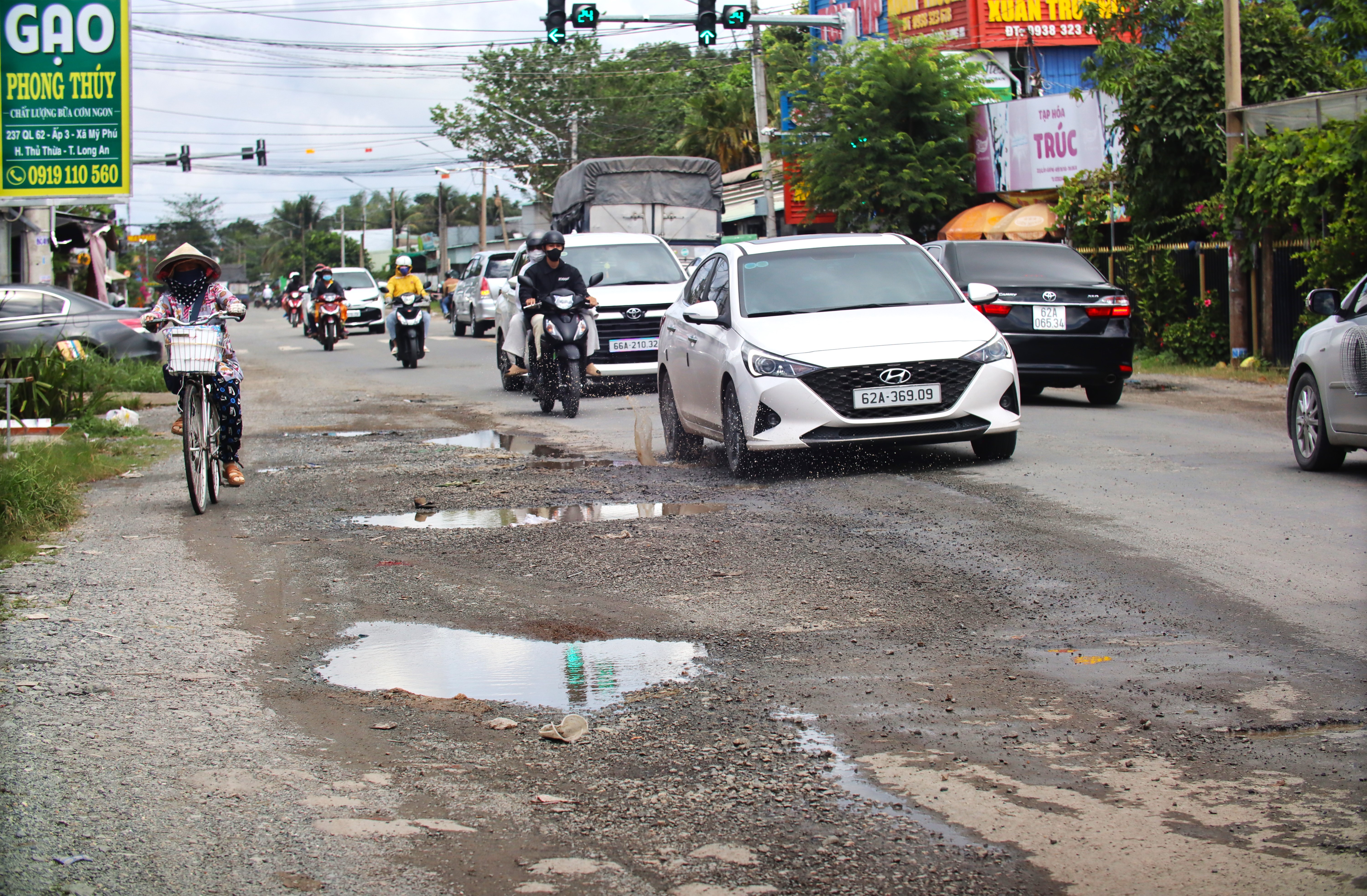 Người dân ven Quốc lộ 62: “Xin đừng chấp vá nữa”