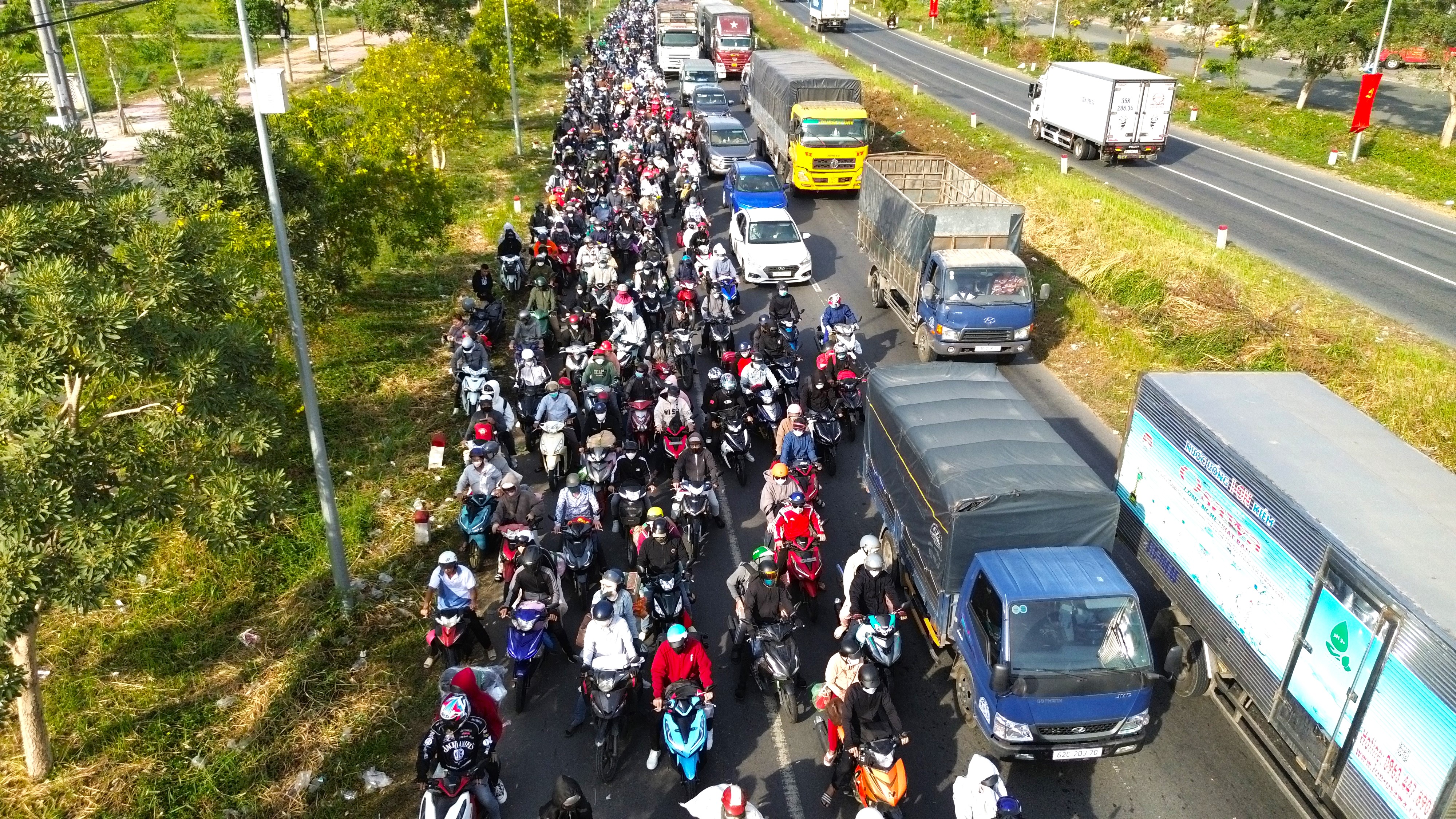 Người dân về quê nghỉ Tết Nguyên đán bị ùn ứ ngày cửa miền Tây