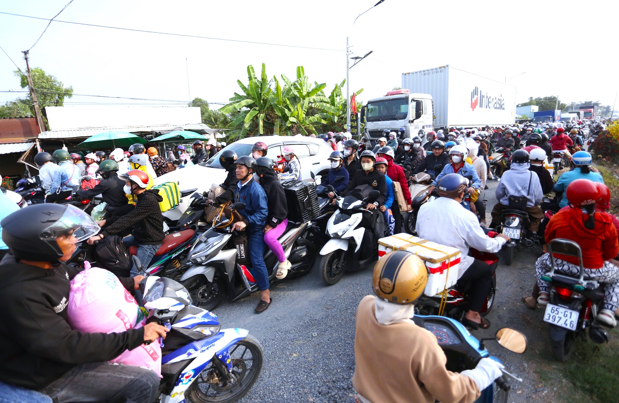 Quốc lộ N2 quá tải, hàng ngàn xe chậm chạp về miền Tây