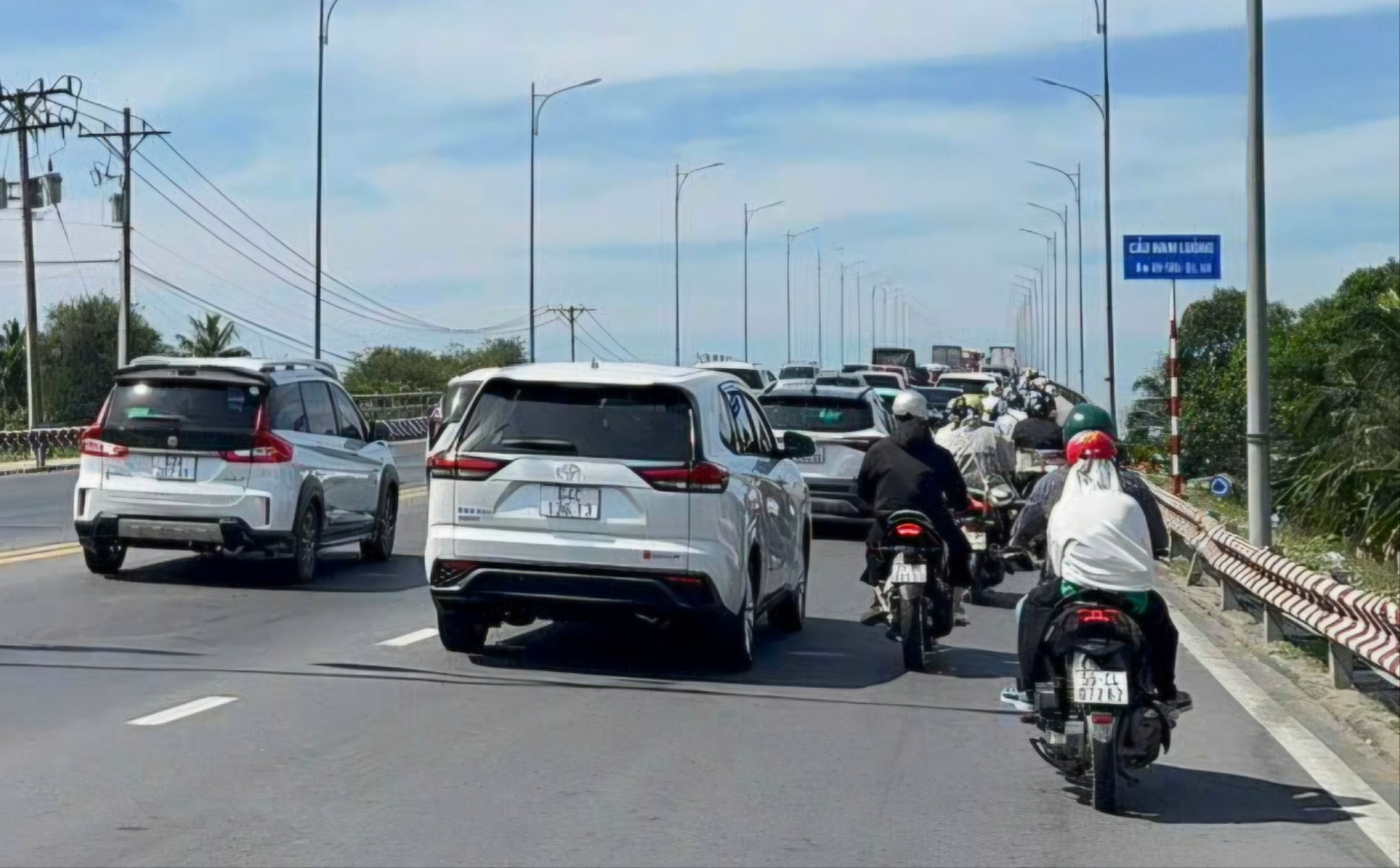 Người dân chật vật qua cầu Hàm Luông vì lượng xe tăng cao