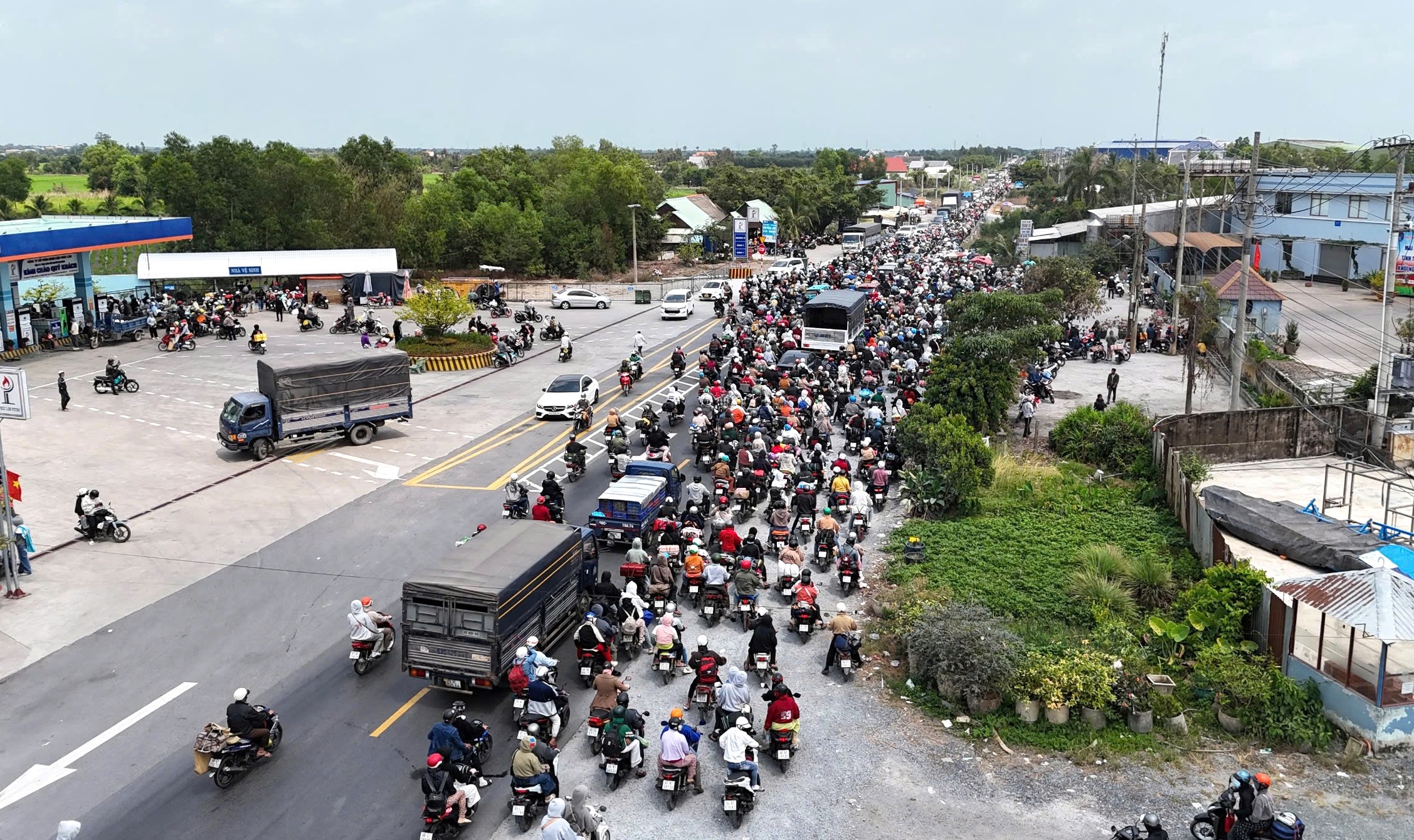 Quốc lộ 62 và Quốc lộ N2 ùn ứ kéo dài, phương tiện xếp hàng nhiều km