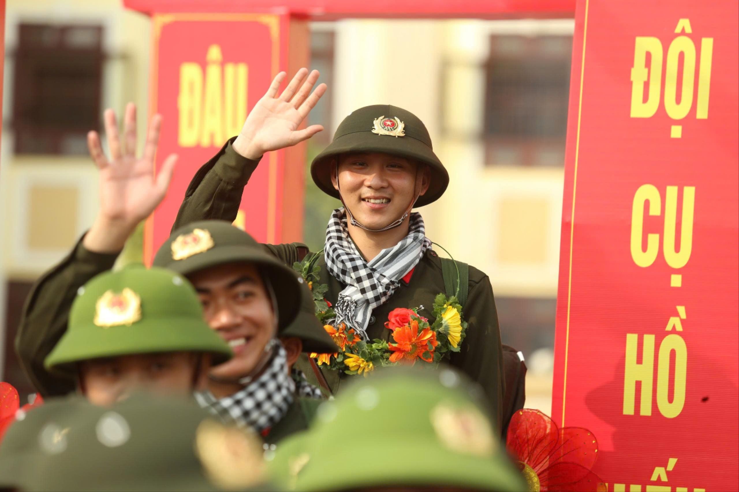 Hơn 4.440 thanh niên lên đường thực hiện nghĩa vụ quân sự, công an