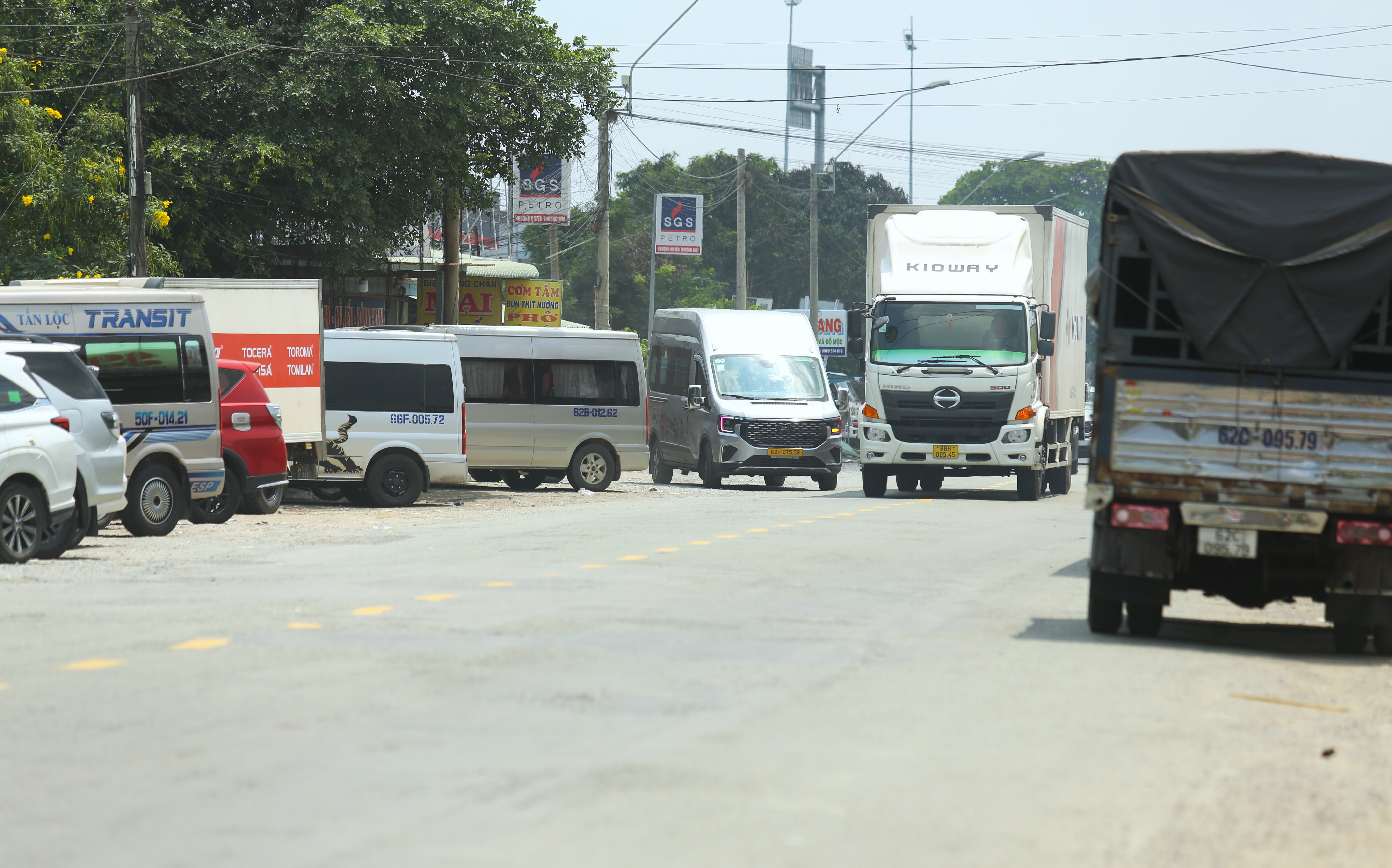 Quốc lộ 62 bị lấn chiếm, người dân phải “sống chung với nguy hiểm”
