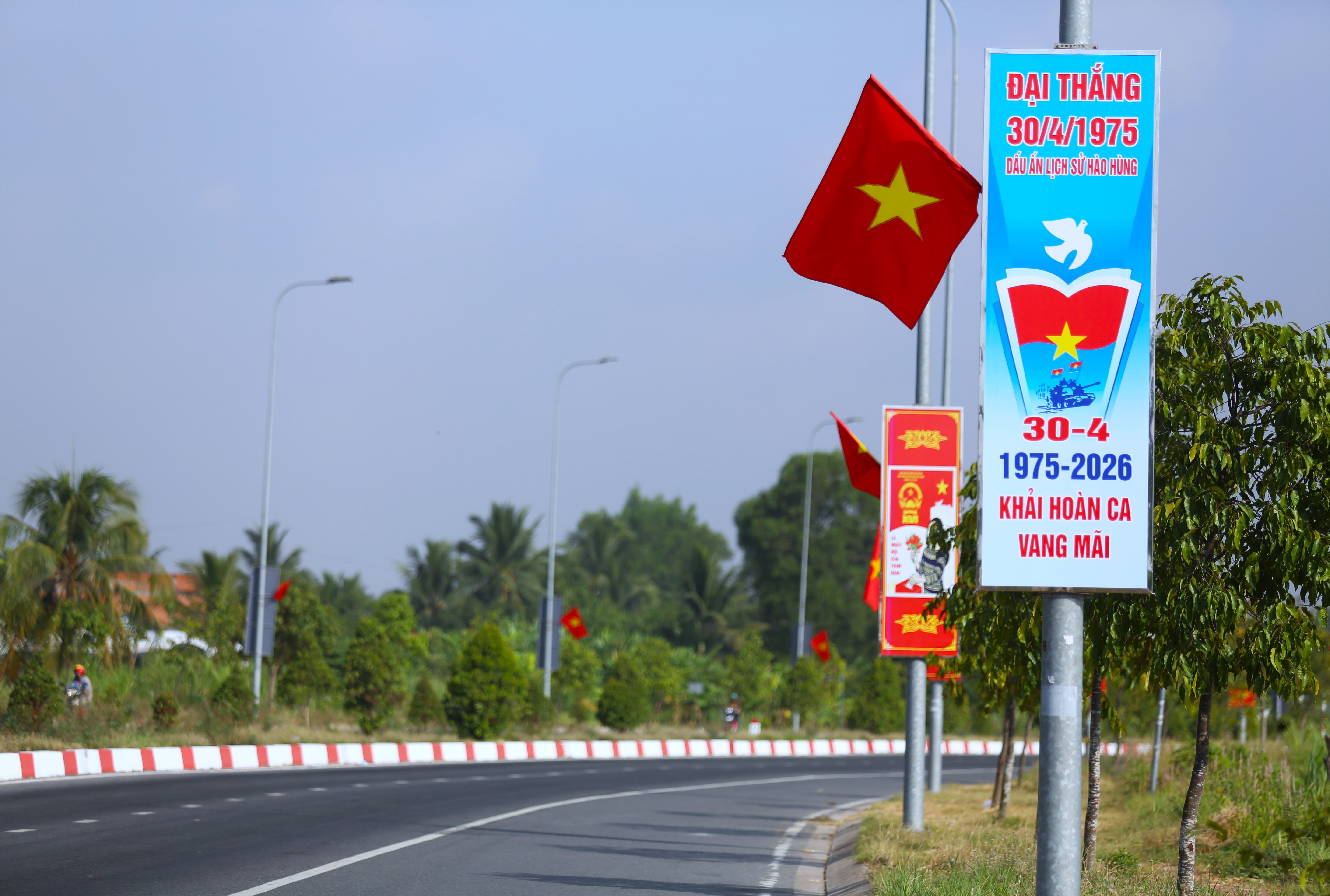 Ngắm cờ đỏ dài 17km tung bay trên đường vành đai Tân An mừng lễ 30-4