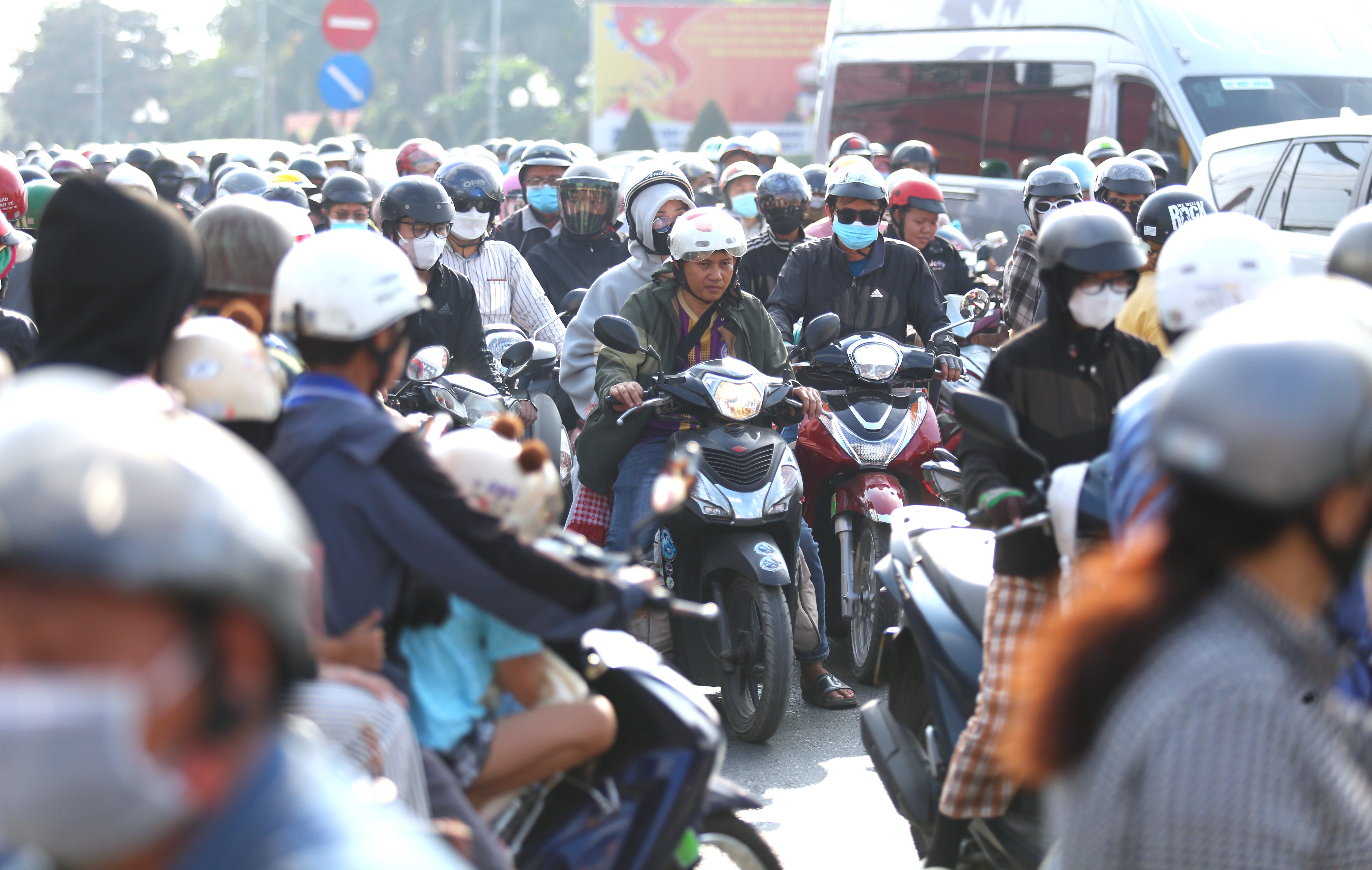 Cao tốc và quốc lộ quá tải, người dân mệt mỏi về miền Tây nghỉ lễ 30-4