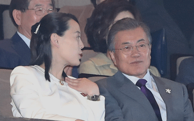 Tổng thống Hàn Quốc Moon Jae-in (phải) và bà Kim Yo-jong gặp nhau lần thứ 4 trong 3 ngày, cùng xem trình diễn của đoàn nghệ thuật Triều Tiên tại Seoul tối 11-2. Ảnh: YONHAP