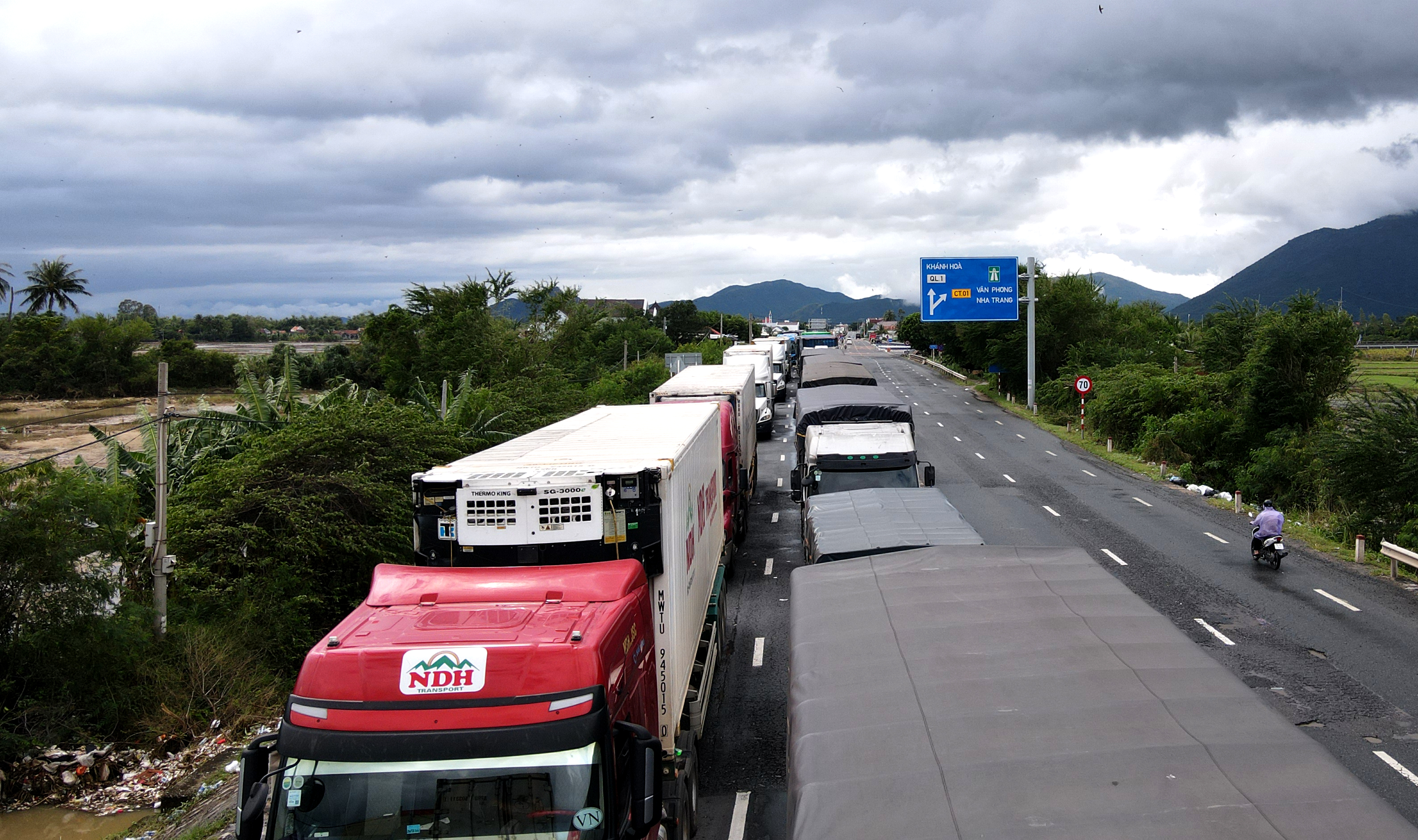 Hàng ngàn ô tô ùn tắc kéo dài hơn 30 km trước hầm Cổ Mã
