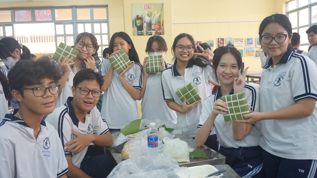 Học sinh Trần Đại Nghĩa gói bánh chưng, vẽ tranh gây quỹ tặng mái ấm 