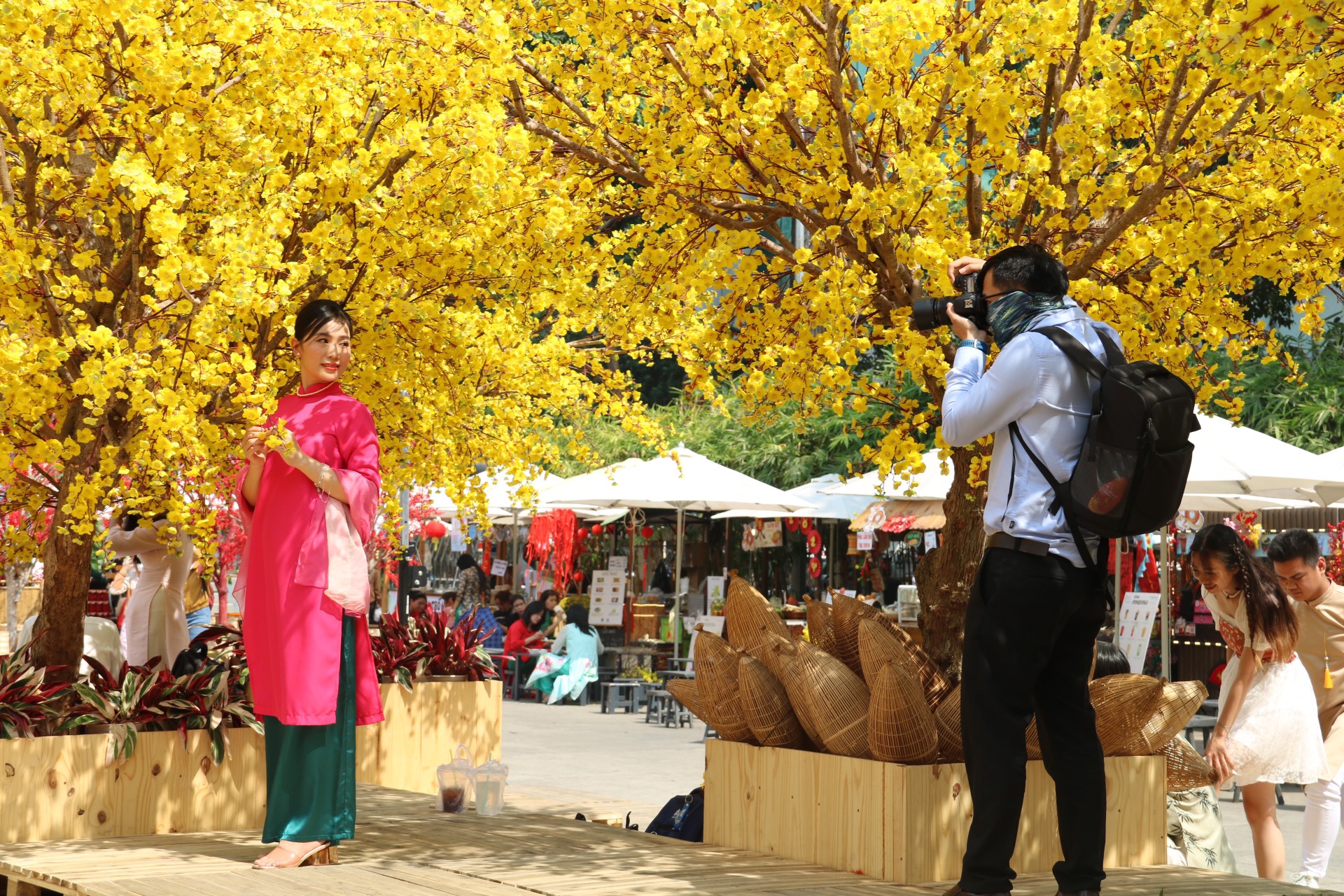 phố ông đồ TP.HCM đông nghịt người đến checkin 