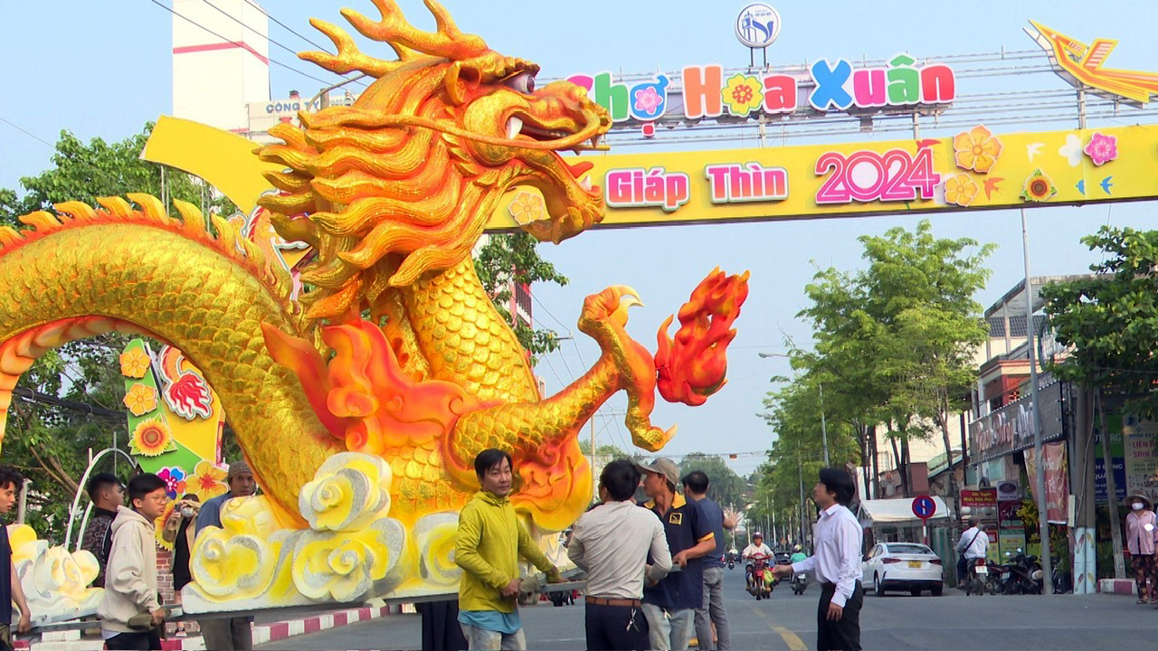 Bình Dương: Linh vật rồng khổng lồ xuống phố đi bộ phun nước, người dân phấn khích