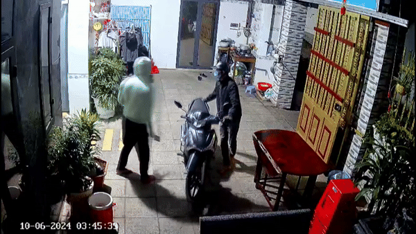 Bình Phước: Clip nhóm thanh niên cầm bình xịt hơi cay, đột nhập nhà dân lúc rạng sáng