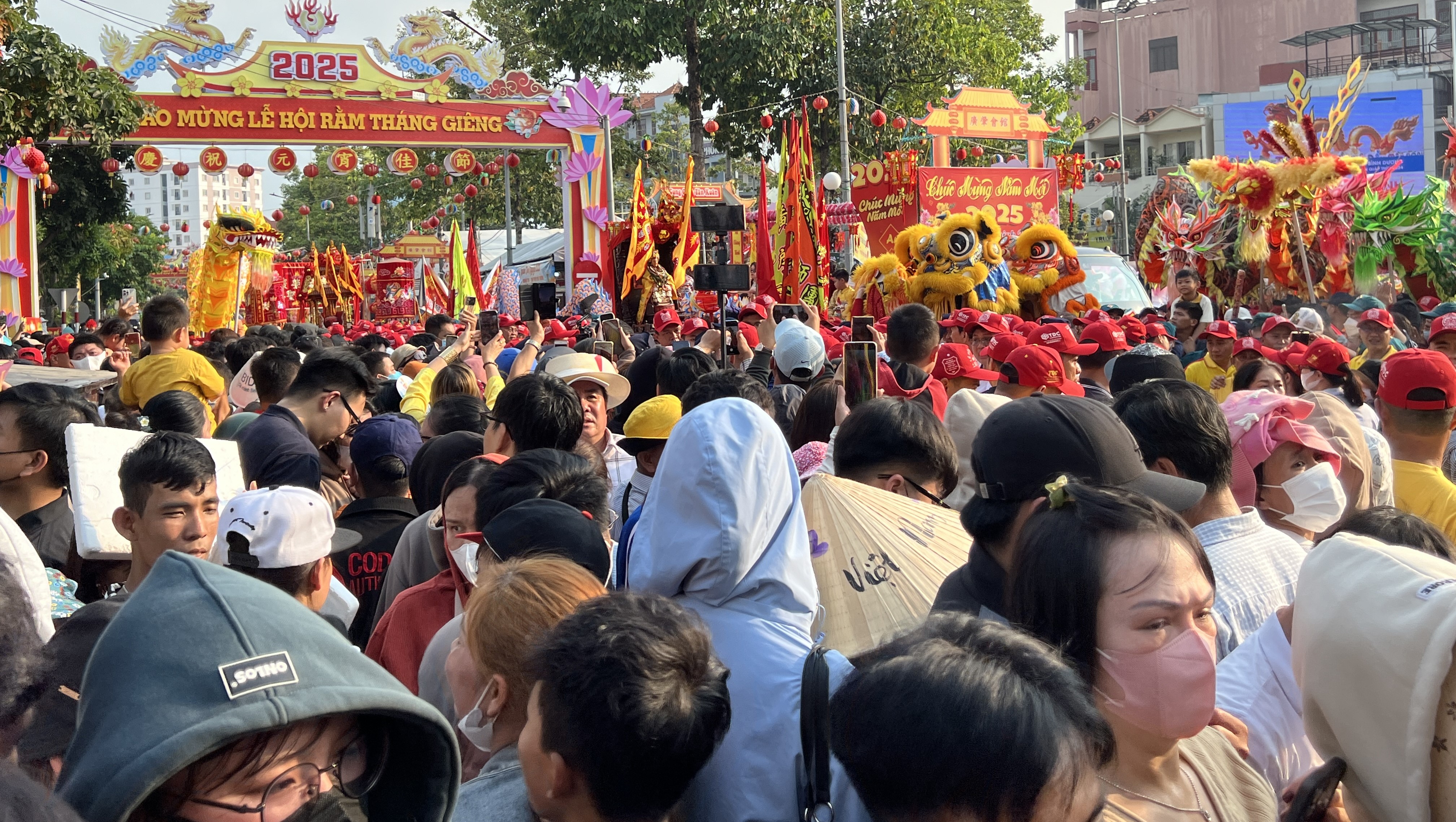 Hàng ngàn người chen chúc xem rước Cộ Bà ở Bình Dương