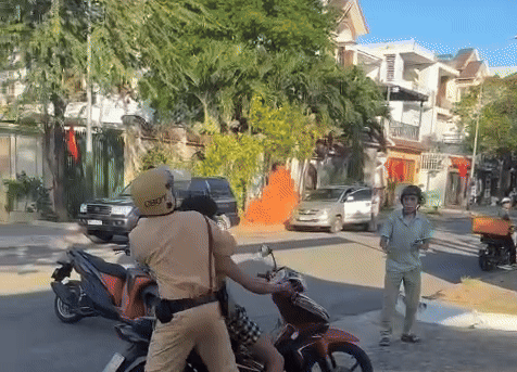 Người đàn ông đi xe máy, cầm rựa ‘múa’ trên phố ở Bình Dương