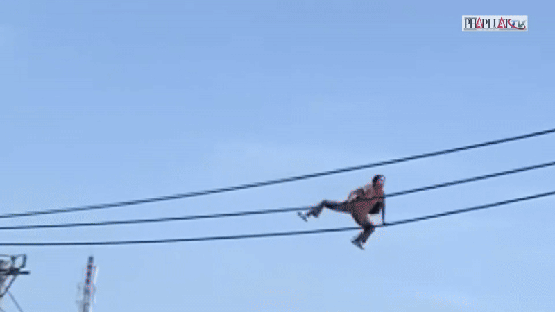 Clip: Một phụ nữ 'làm người nhện' trên đường dây điện hạ thế ở TP.HCM
