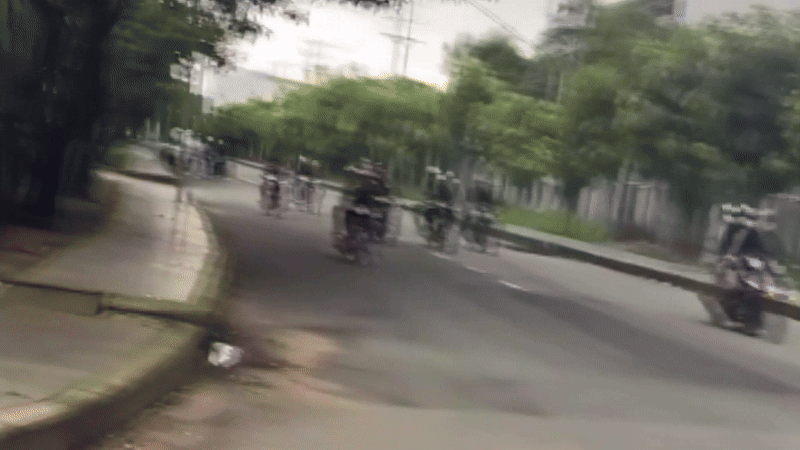 Cả chục thanh niên chạy xe máy dàn hàng ngang, mang theo hung khí