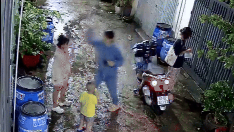 Clip người phụ nữ nhổ nước bọt rồi đánh liên tiếp vào đầu bé gái