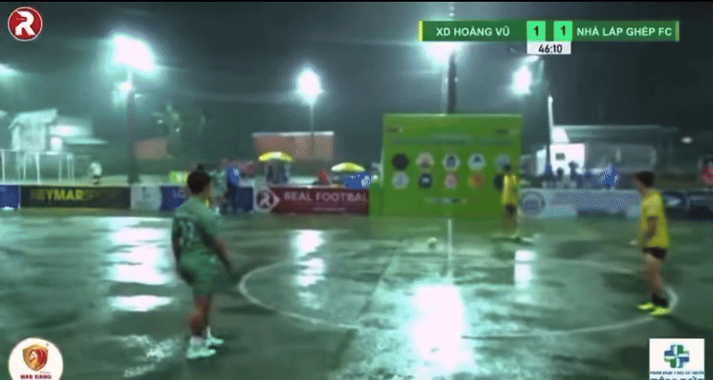 Sét đánh trúng sân bóng đá mi ni, nhiều người hốt hoảng bỏ chạy