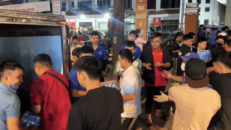 Nghĩa tình của người dân TP.HCM hướng về vùng lũ miền Trung