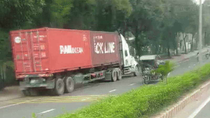 Xe container băng băng đi ngược chiều ở phường Phú An