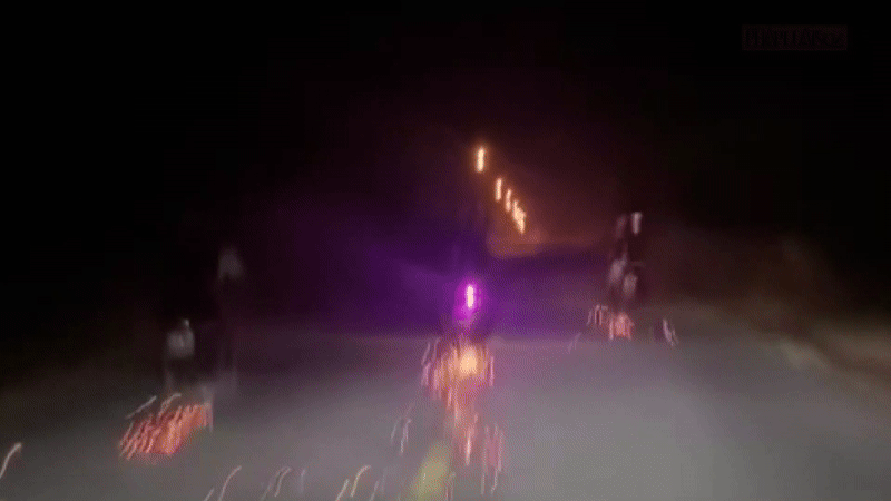 Nhóm thanh thiếu niên chạy xe tốc độ cao, quẹt chân chống tạo tia lửa bị công an xử lý