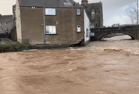 Nhà hàng nổi tiếng bị sạt lở do bão