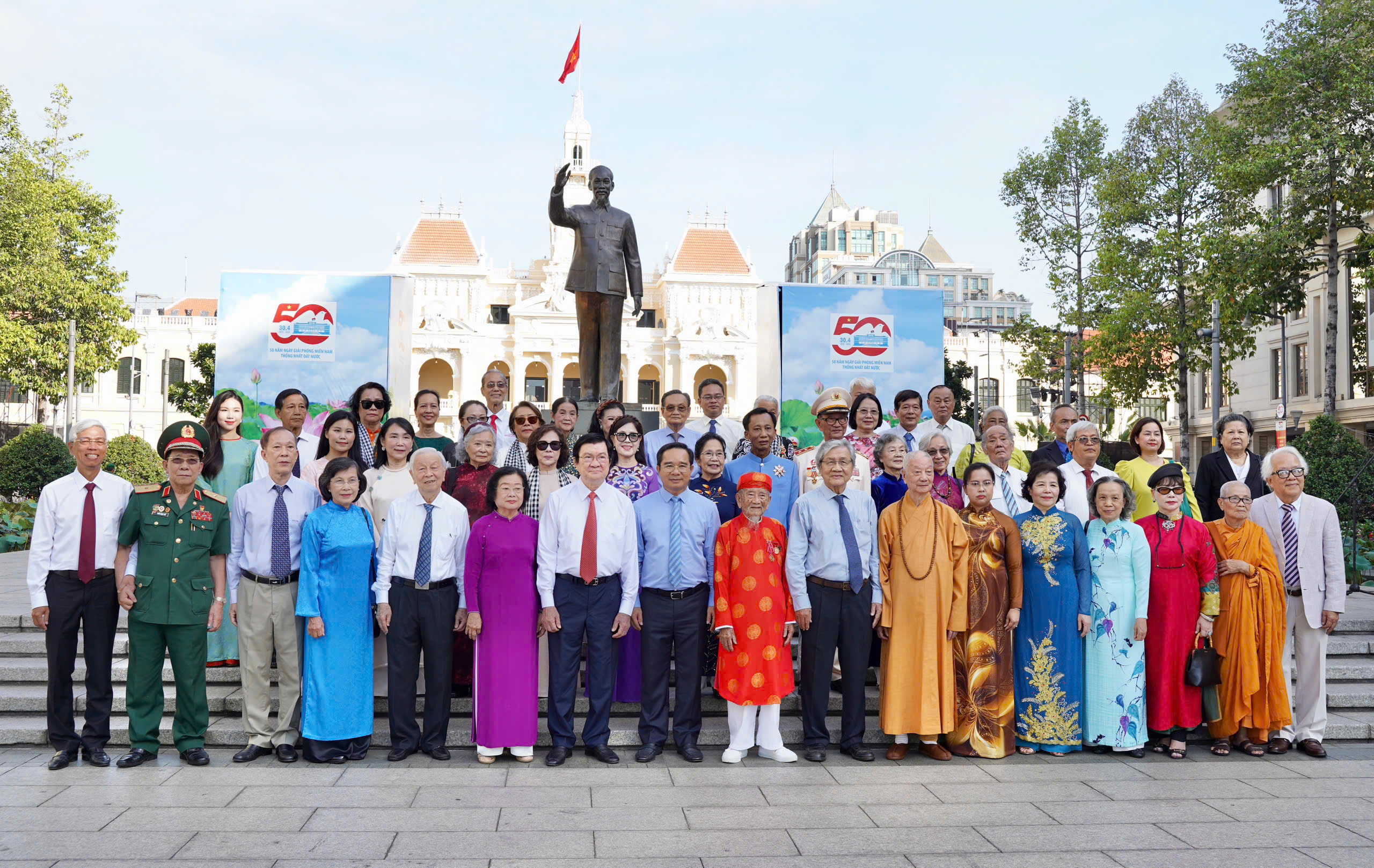 Nhiều lãnh đạo, nguyên lãnh đạo dự lễ tôn vinh 60 cá nhân tiêu biểu vì sự phát triển TP.HCM