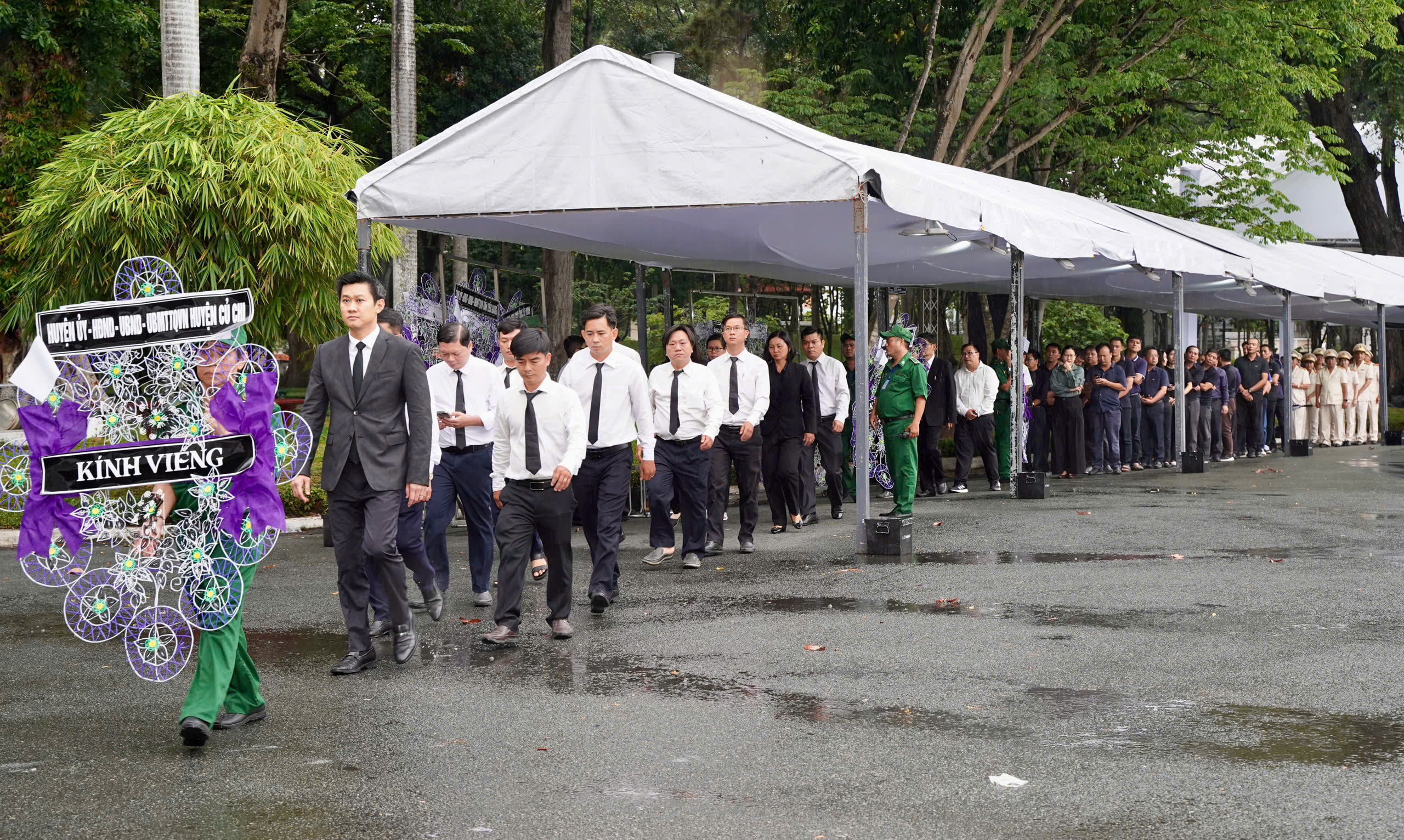 Chùm ảnh: Dòng người liên tục đến viếng nguyên Chủ tịch nước Trần Đức Lương tại TP.HCM