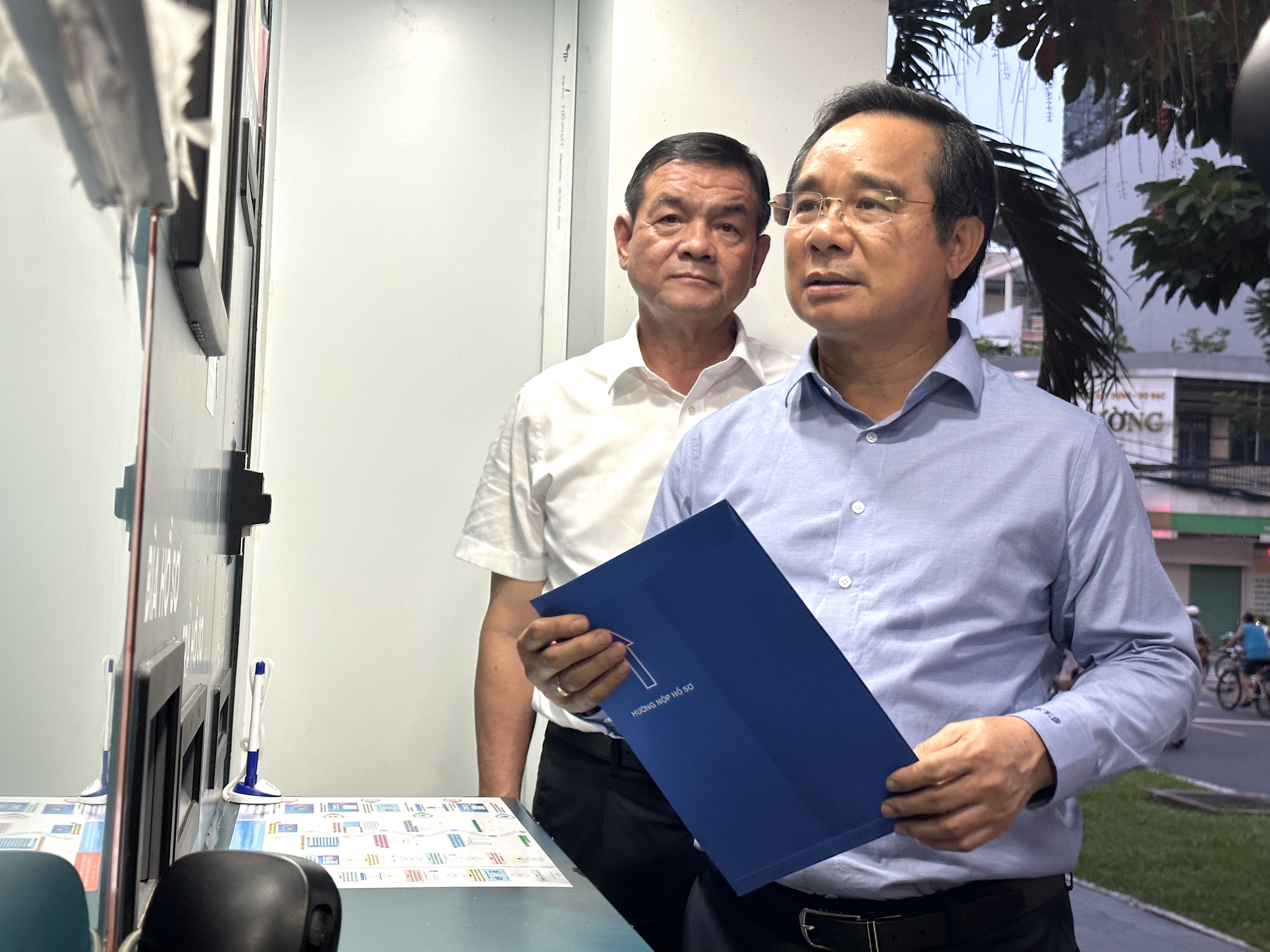 Chủ tịch Nguyễn Văn Được trải nghiệm nộp hồ sơ trực tuyến bằng ‘ATM 24/7’ ở quận 6