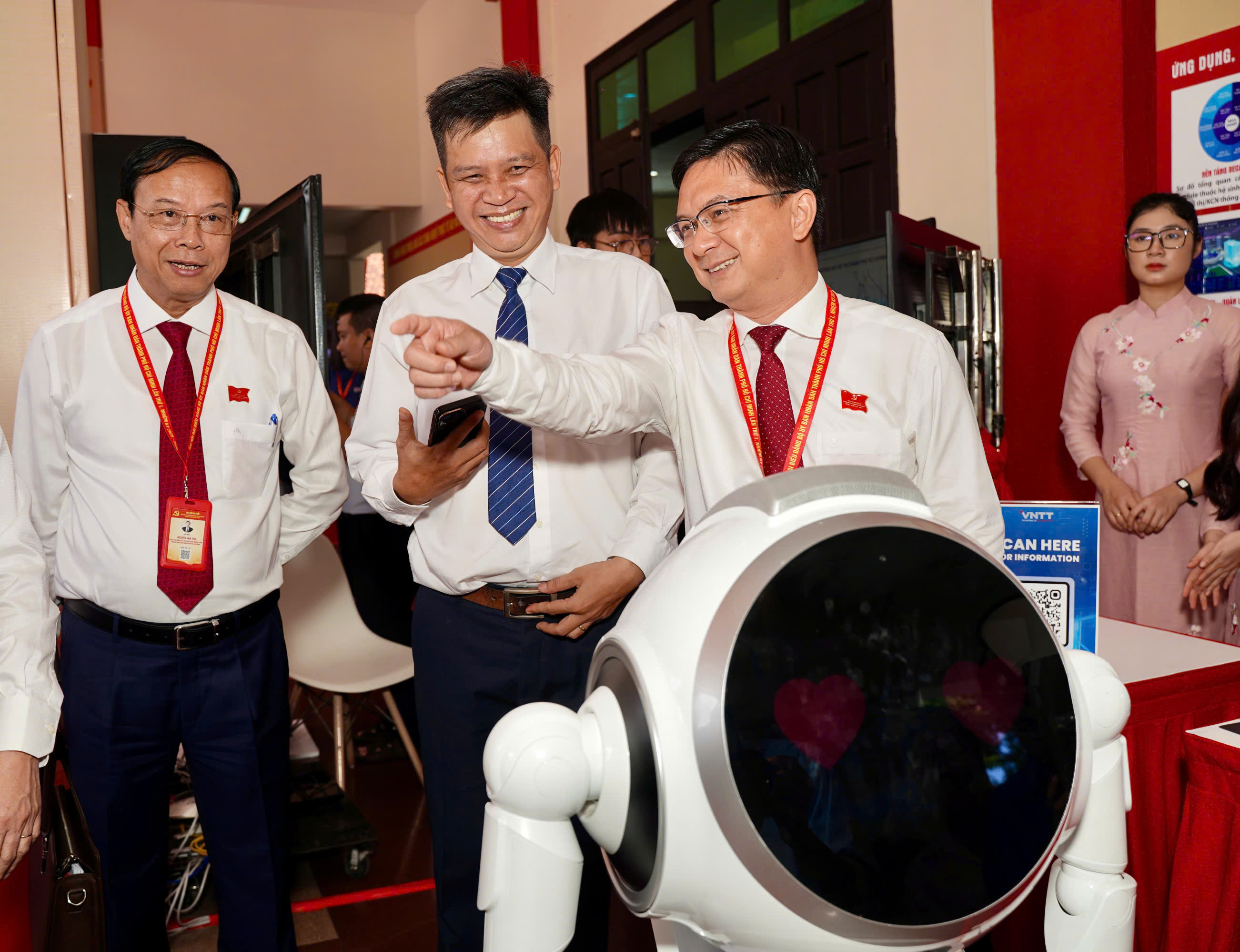 Robot, AI hỗ trợ trong Đại hội đại biểu Đảng bộ UBND TP.HCM