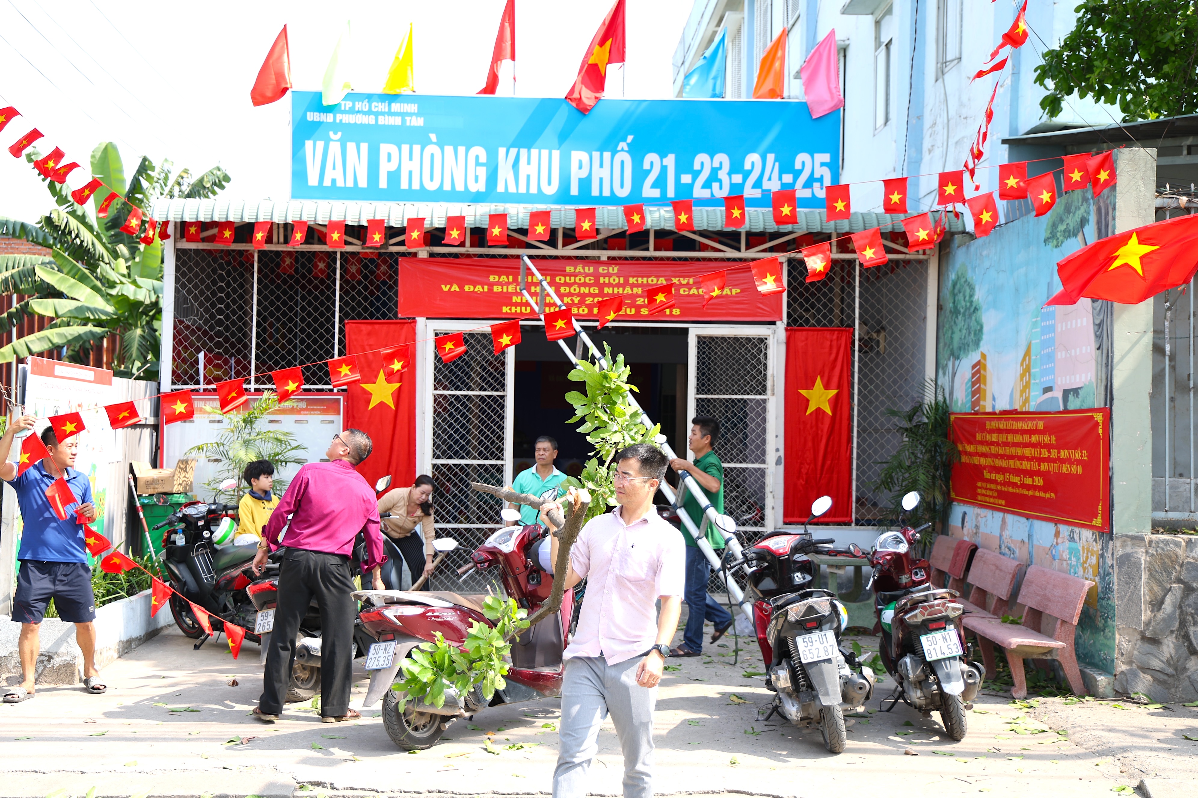 TP.HCM: Các điểm bỏ phiếu rực sắc đỏ, sẵn sàng cho ngày hội lớn